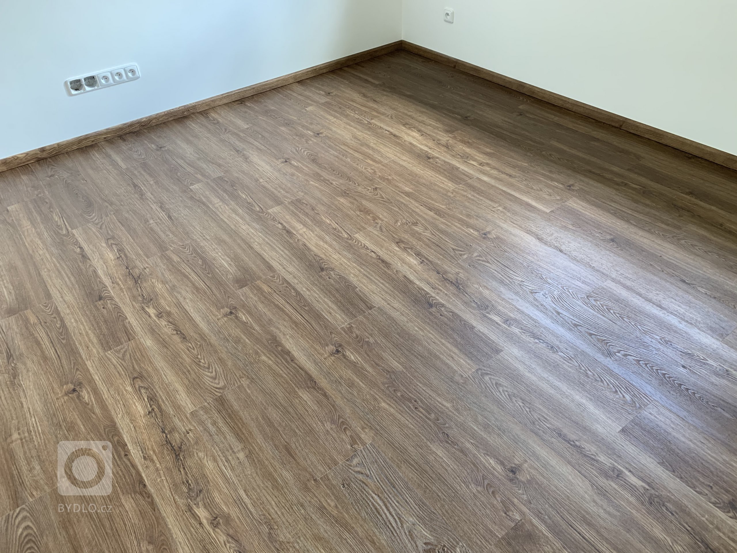 Ukázka realizace vinylových schodů z podlahy BUKOMA PREMIUM CLICK dekor Dub Všechovický. Varianta schodiště bez nosu s bočními ohyby. Stejný dekor podlahy jako…