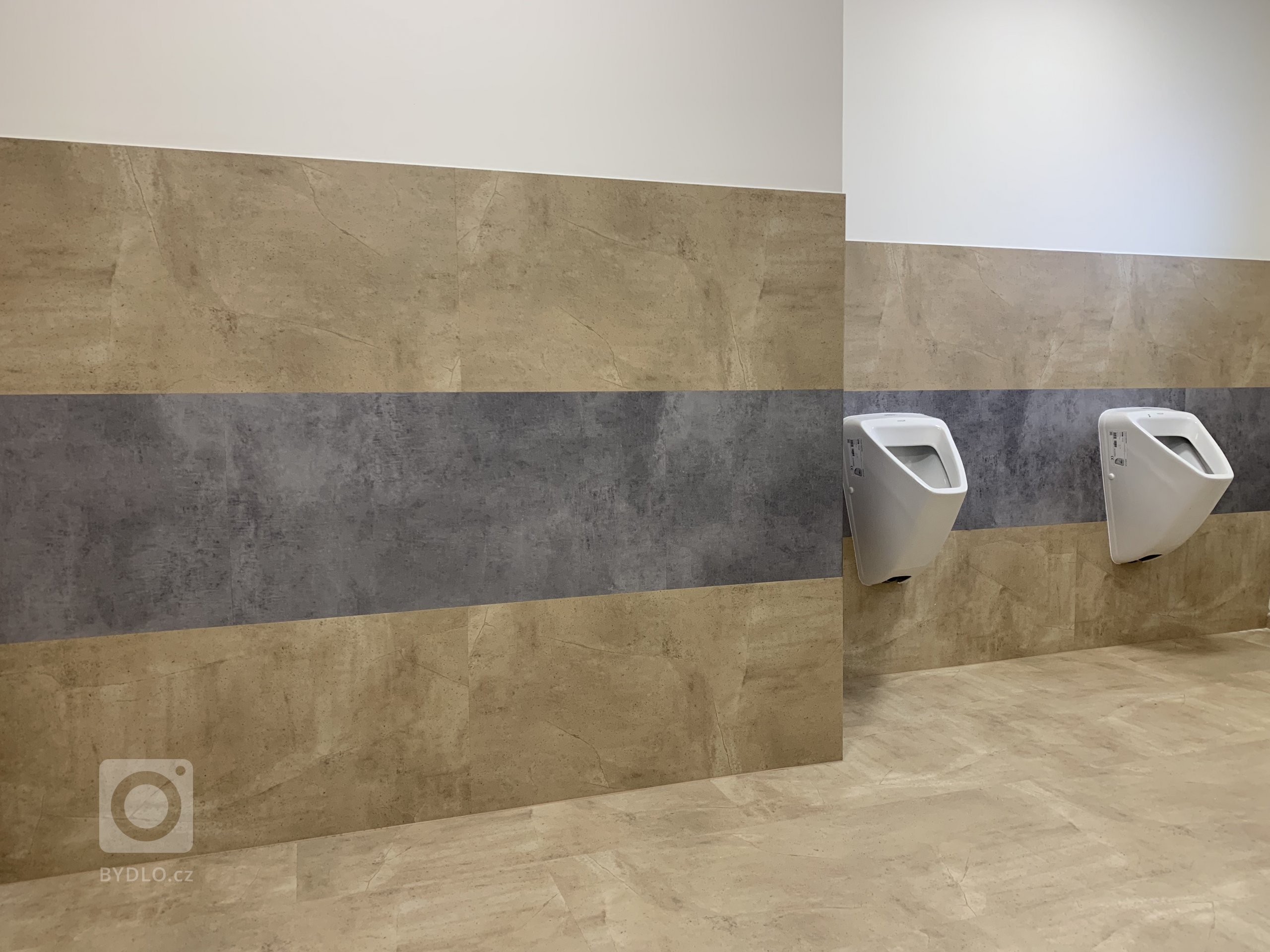 Prostřední řada obkladu je z vinylové podlahy BUKOMA STONE CLICK XL dekor Beton Kámen Šedý
