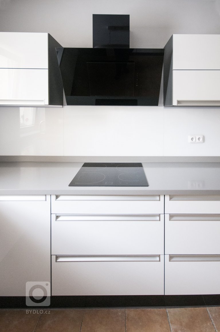 Elegantní a jednoduchá kuchyň sází na výrazný kontrast bílých a černých ploch. Lesklá dvířka a obklad kladou vyšší nároky na údržbu, ty jsou však bohatě…