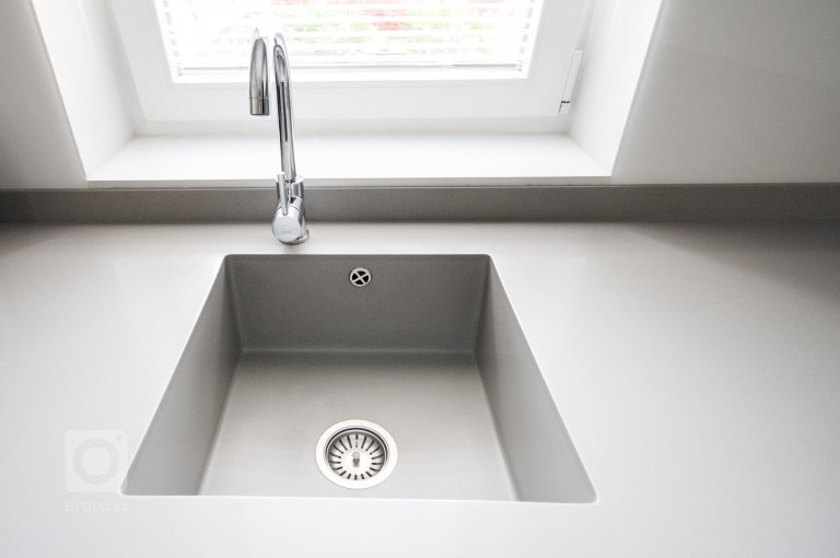 Elegantní a jednoduchá kuchyň sází na výrazný kontrast bílých a černých ploch. Lesklá dvířka a obklad kladou vyšší nároky na údržbu, ty jsou však bohatě…