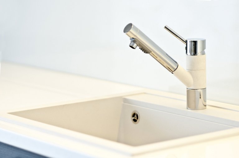 Moderní kuchyňská linka, jejíž majitelé vsadili na čistý a jednoduchý design. Základním tónem kuchyně je bílá barva, jež je doplněna o výrazný dekor tmavého…
