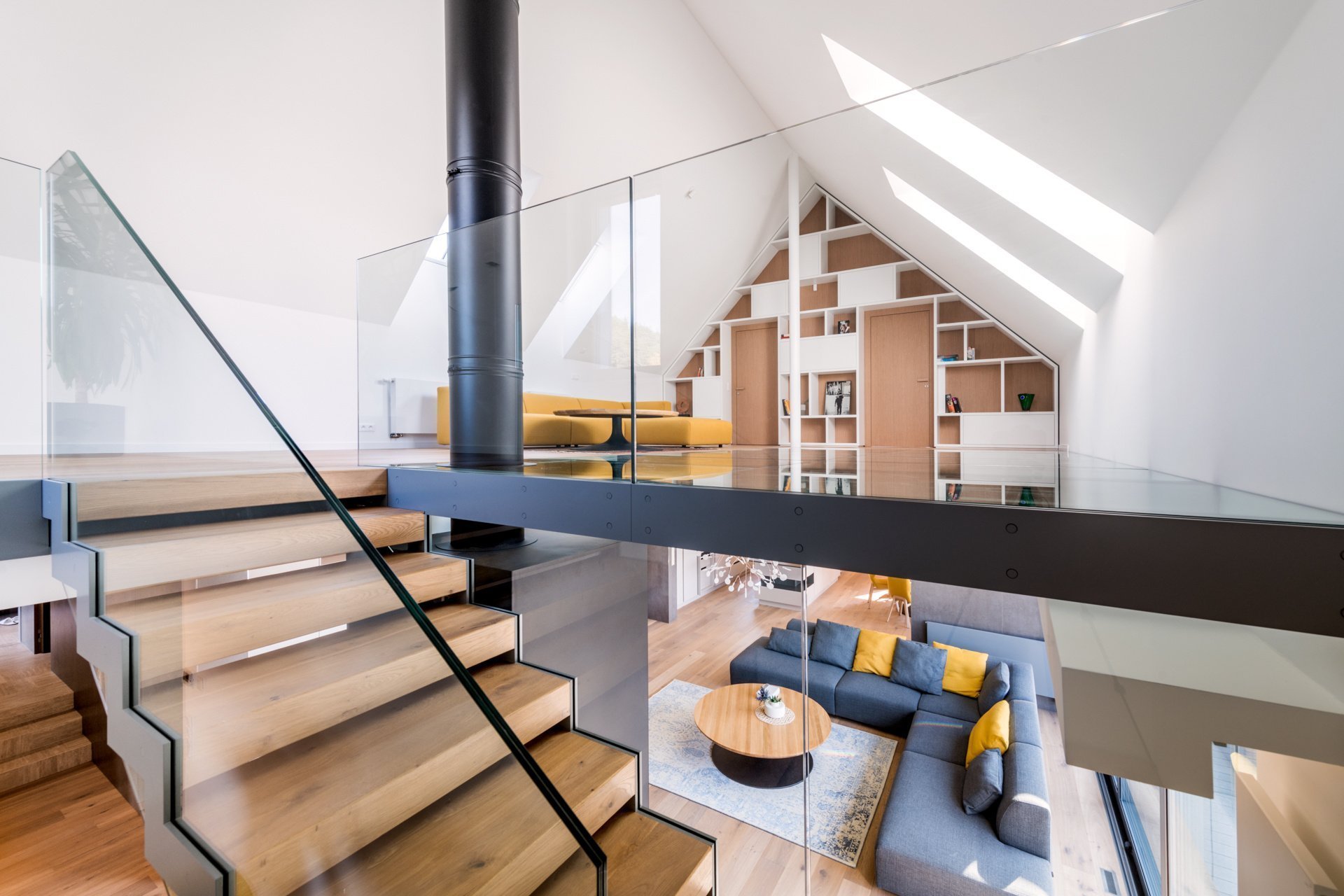 Hlavním motivem pro ztvárnění interiéru byl respekt k okolní přírodě a používání přírodních materiálů. Proto architekt zvolil jako nosné motivy dubové dřevo,…