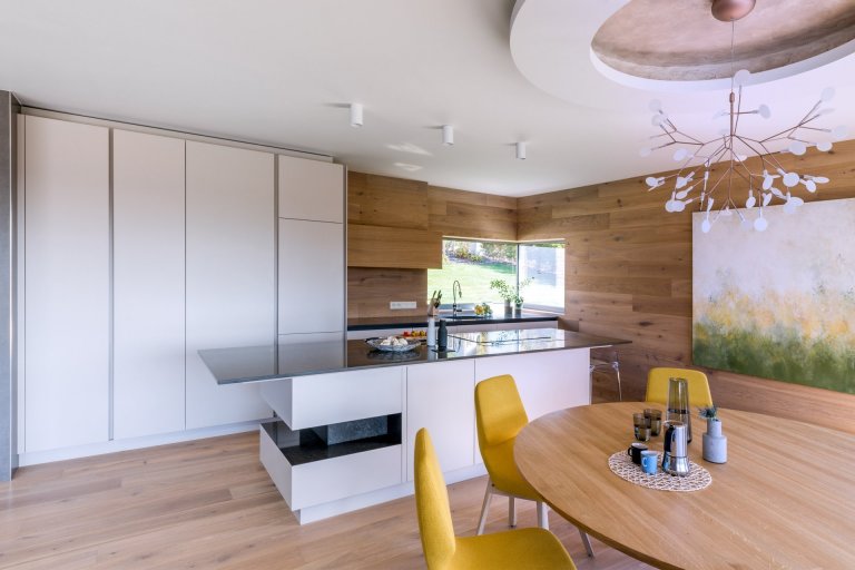 Hlavním motivem pro ztvárnění interiéru byl respekt k okolní přírodě a používání přírodních materiálů. Proto architekt zvolil jako nosné motivy dubové dřevo,…
