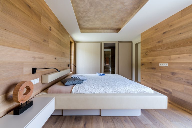 Hlavním motivem pro ztvárnění interiéru byl respekt k okolní přírodě a používání přírodních materiálů. Proto architekt zvolil jako nosné motivy dubové dřevo,…