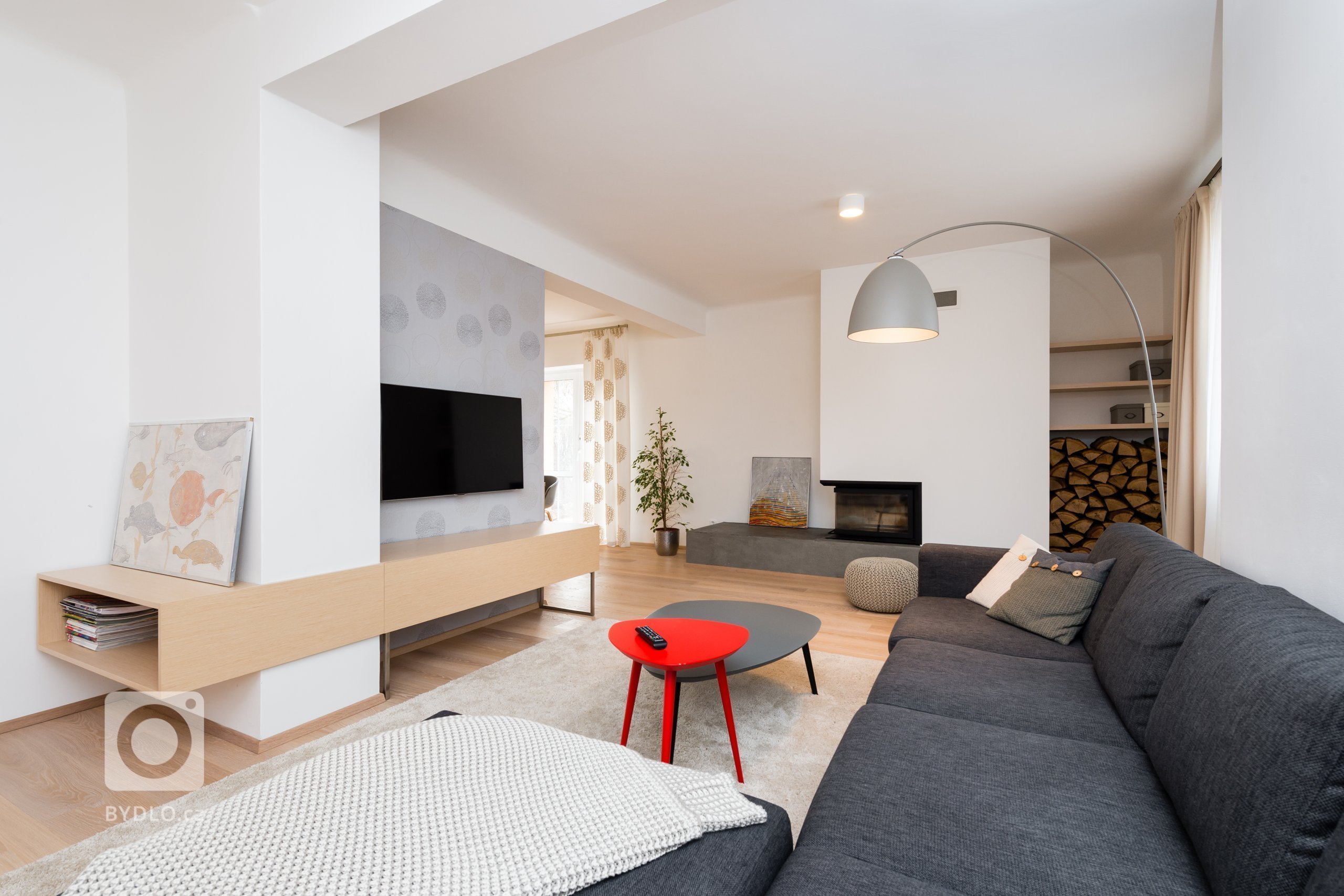 Interiér domu z devadesátých let potřeboval rekonstrukci. Jde o kuchyň s jídelnou a obývací pokoj. Majitelé mají rádi jednoduchý design, střídmou barevnost a…