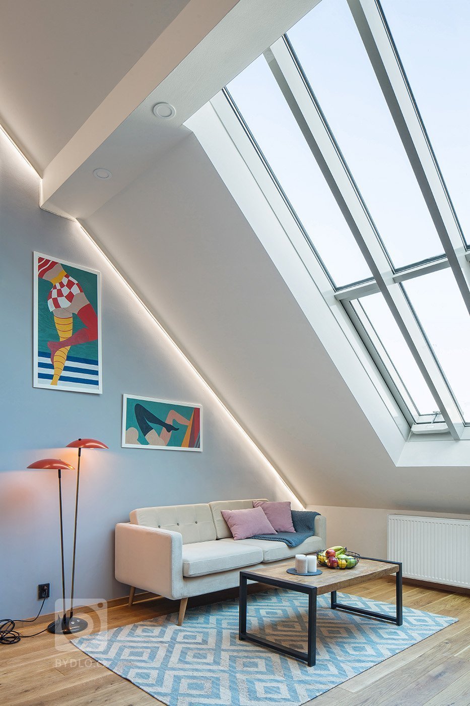 Byt v podkroví secesního domu v Praze je dispozičně řešen jako 2 + kk. Architektka výrazně neměnila původní dispozici - nakonec, při dvoupatrovém bytě s těmito…