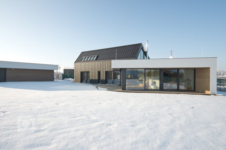 Novostavba rodinného domu. Fotky těsně před dokončením. Ještě chybí nějaké to světlo a hlavně zahrada, ale už se nám to rýsuje :) Projekt vznikl ve spolupráci…