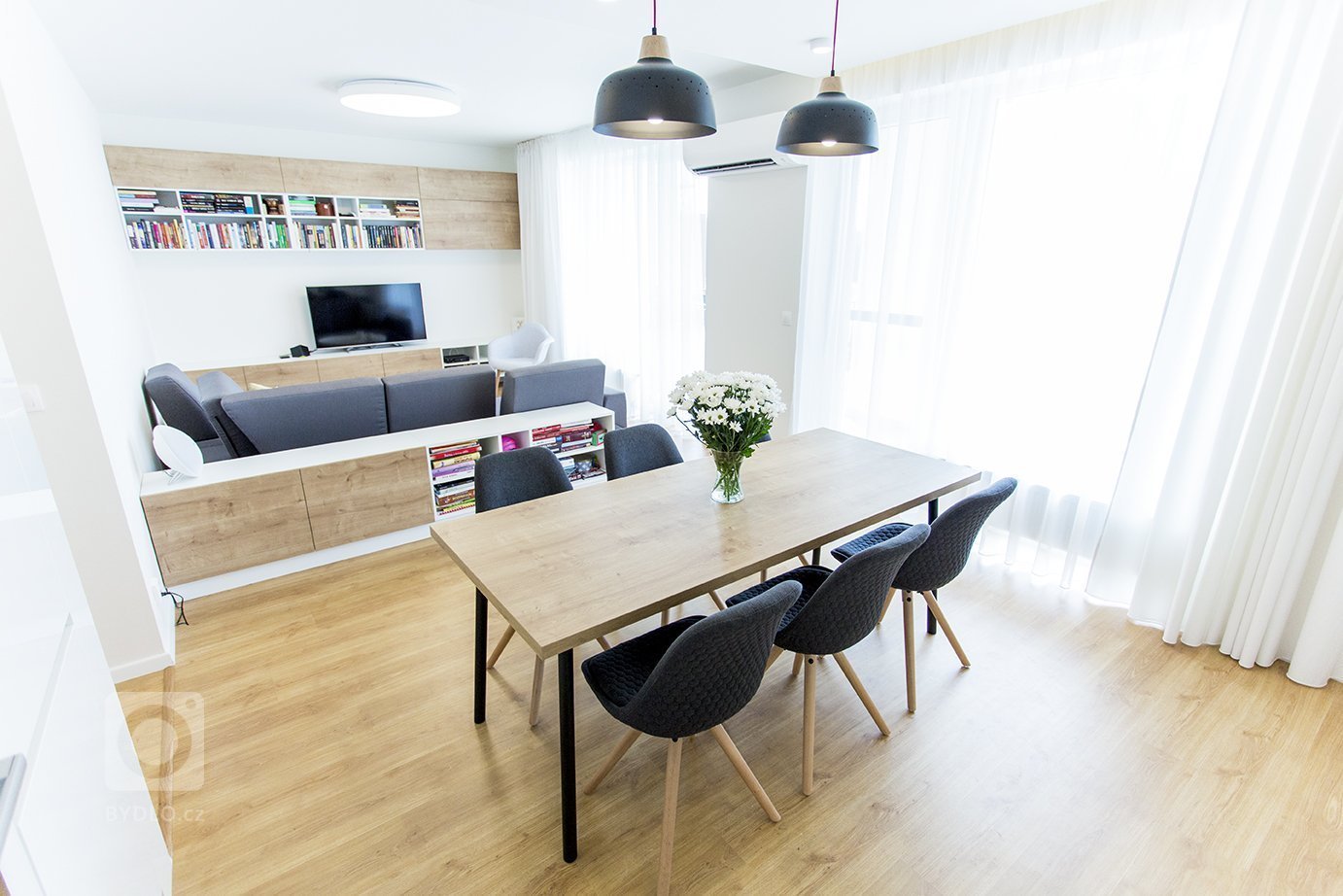 Ďalší interiér v obľúbenom projekte SLNEČNICE riešený ateliérom DOBRÝ INTERIÉR je krásne presvetlený a to najmä vďaka drevenému obkladu. Práve teplá farba…