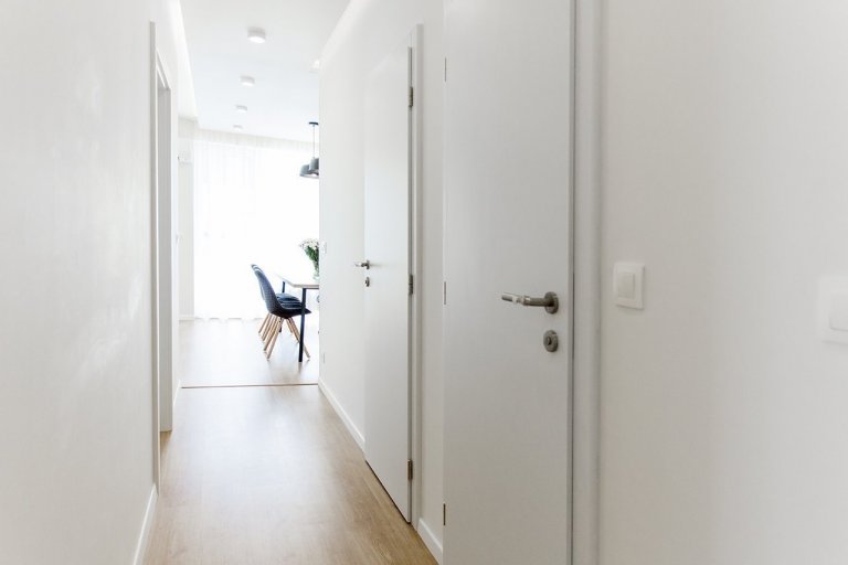 Ďalší interiér v obľúbenom projekte SLNEČNICE riešený ateliérom DOBRÝ INTERIÉR je krásne presvetlený a to najmä vďaka drevenému obkladu. Práve teplá farba…