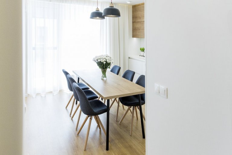 Ďalší interiér v obľúbenom projekte SLNEČNICE riešený ateliérom DOBRÝ INTERIÉR je krásne presvetlený a to najmä vďaka drevenému obkladu. Práve teplá farba…