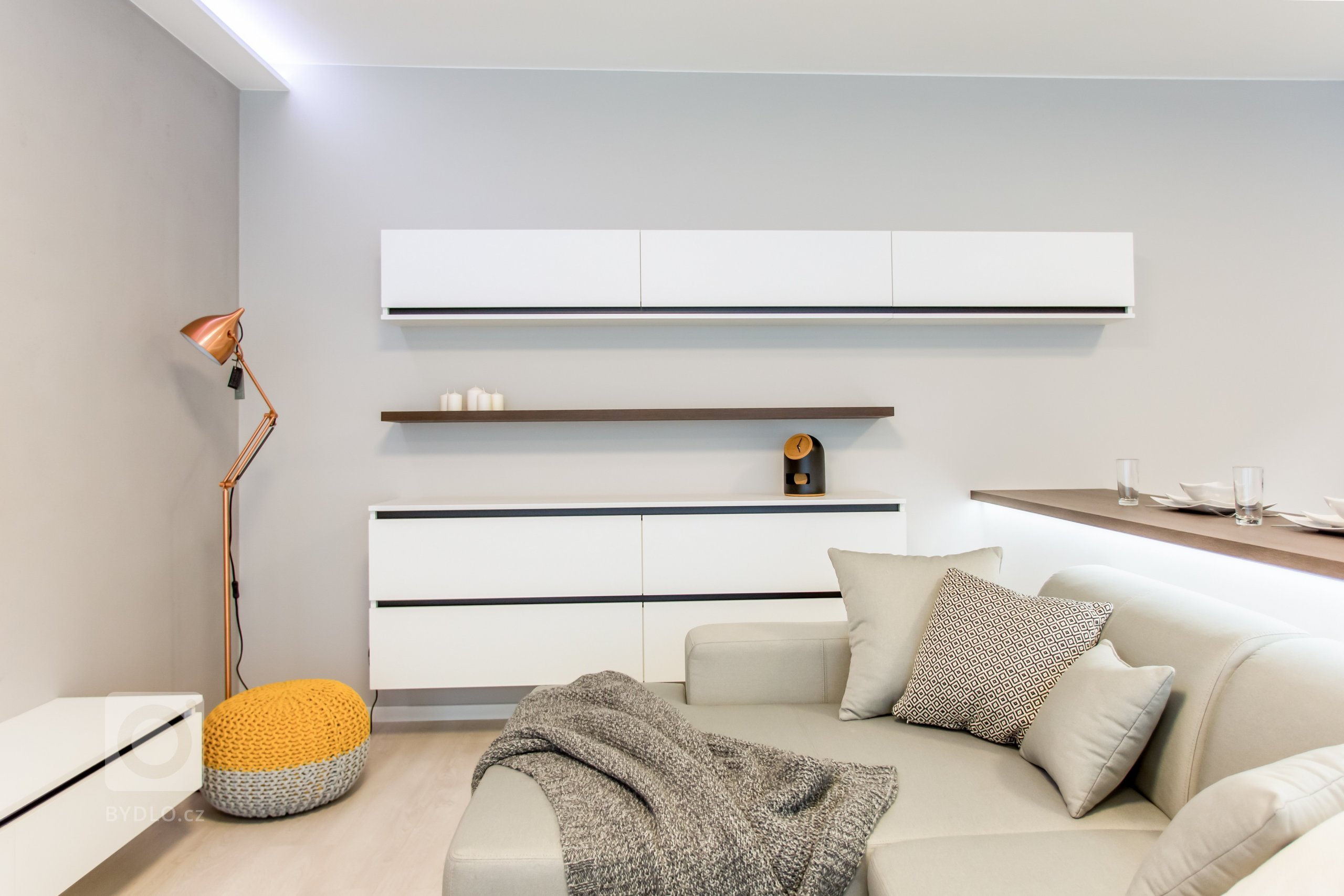 Nahliadnite do nášho najnovšieho zrealizovaného interiéru dvojizbového bytu v centre mesta.&nbsp;
Koncept návrhu je špecifický výrazným kontrastom tmavého…