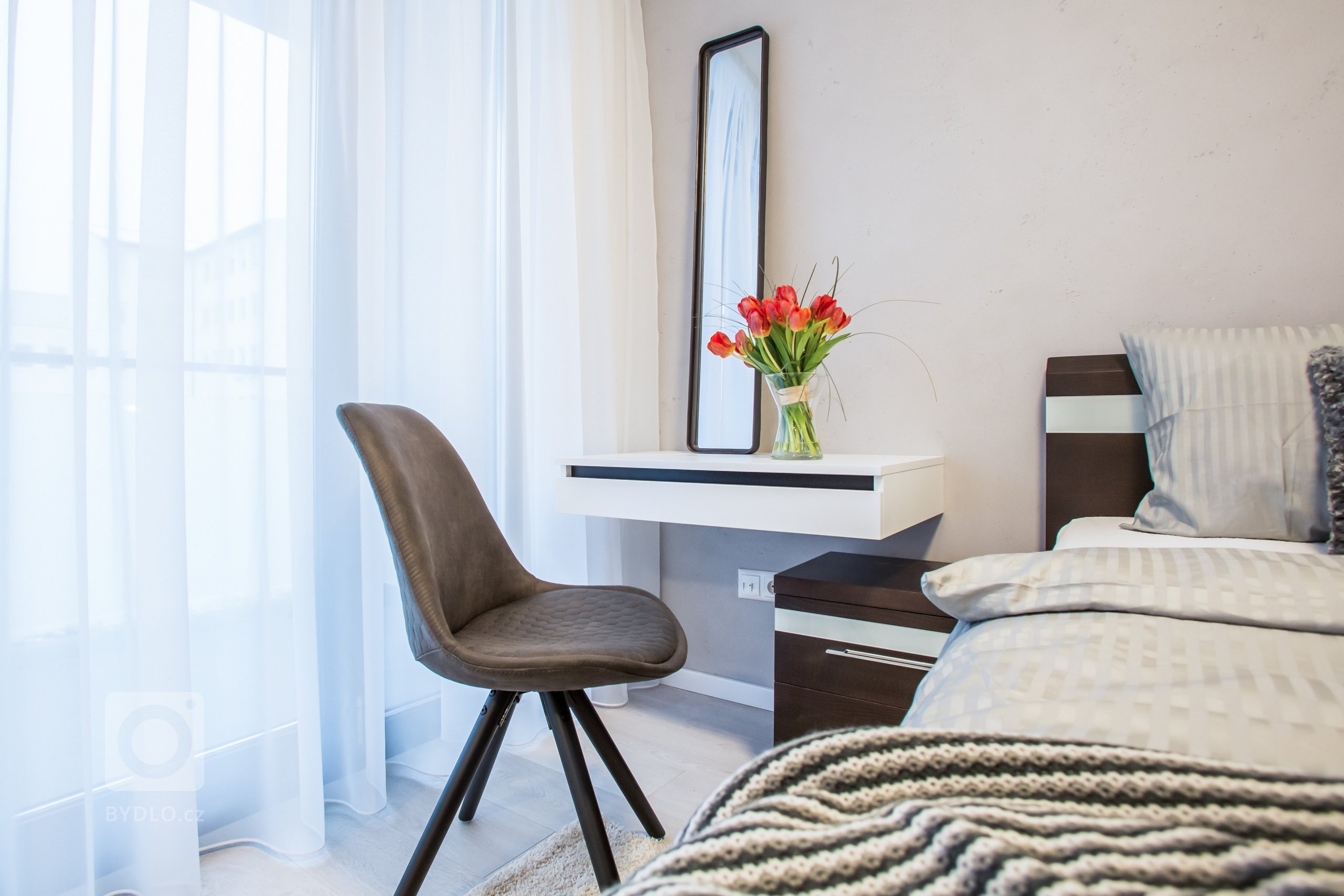 Nahliadnite do nášho najnovšieho zrealizovaného interiéru dvojizbového bytu v centre mesta.&nbsp;
Koncept návrhu je špecifický výrazným kontrastom tmavého…