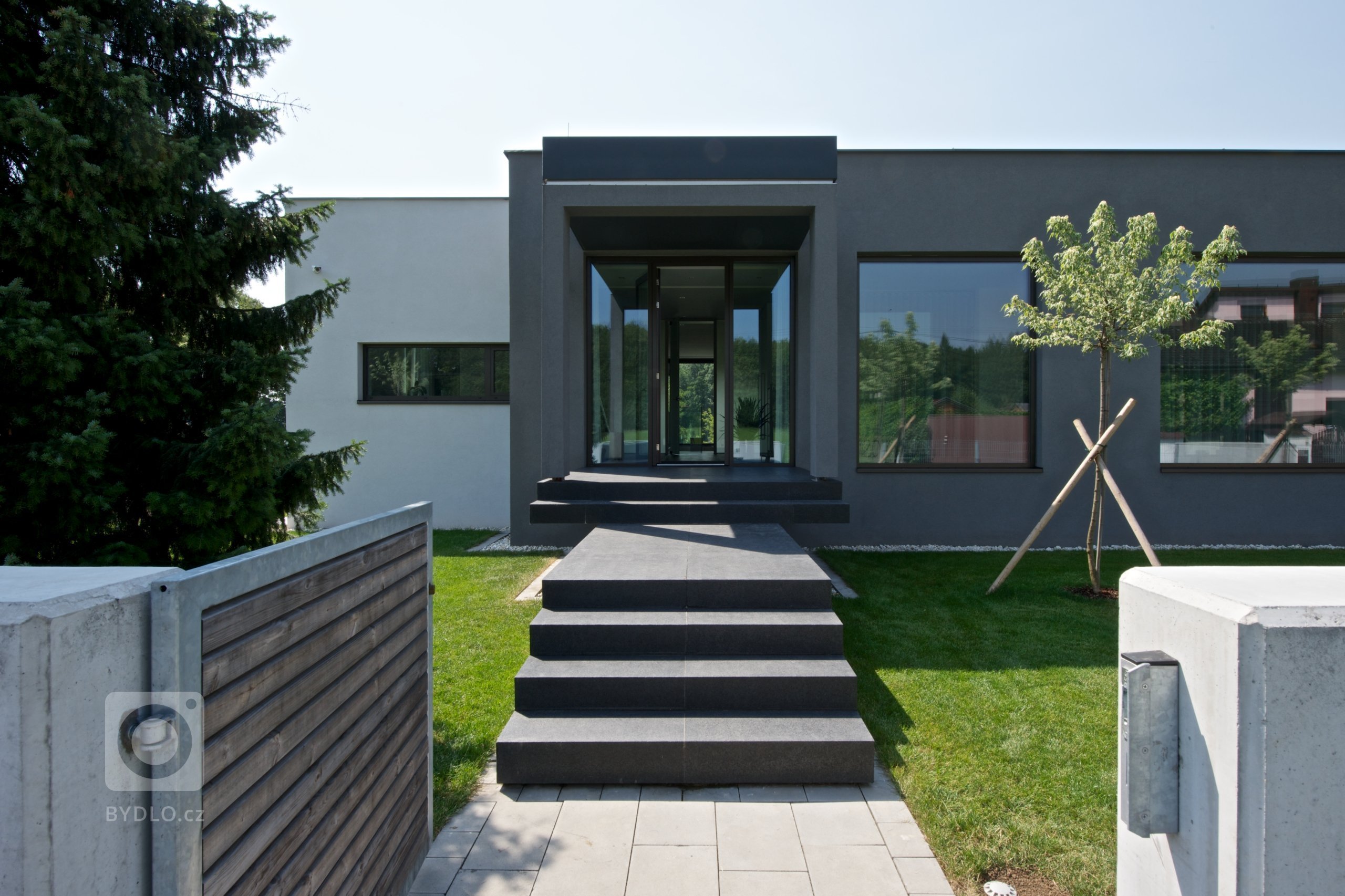 Rekonstrukce rekreačního objektu ze 70. let. Jeho tehdejší devizou bylo hlavně místo - mírný svah nad přehradou, úžasné výhledy, orientace na jih, krásná…