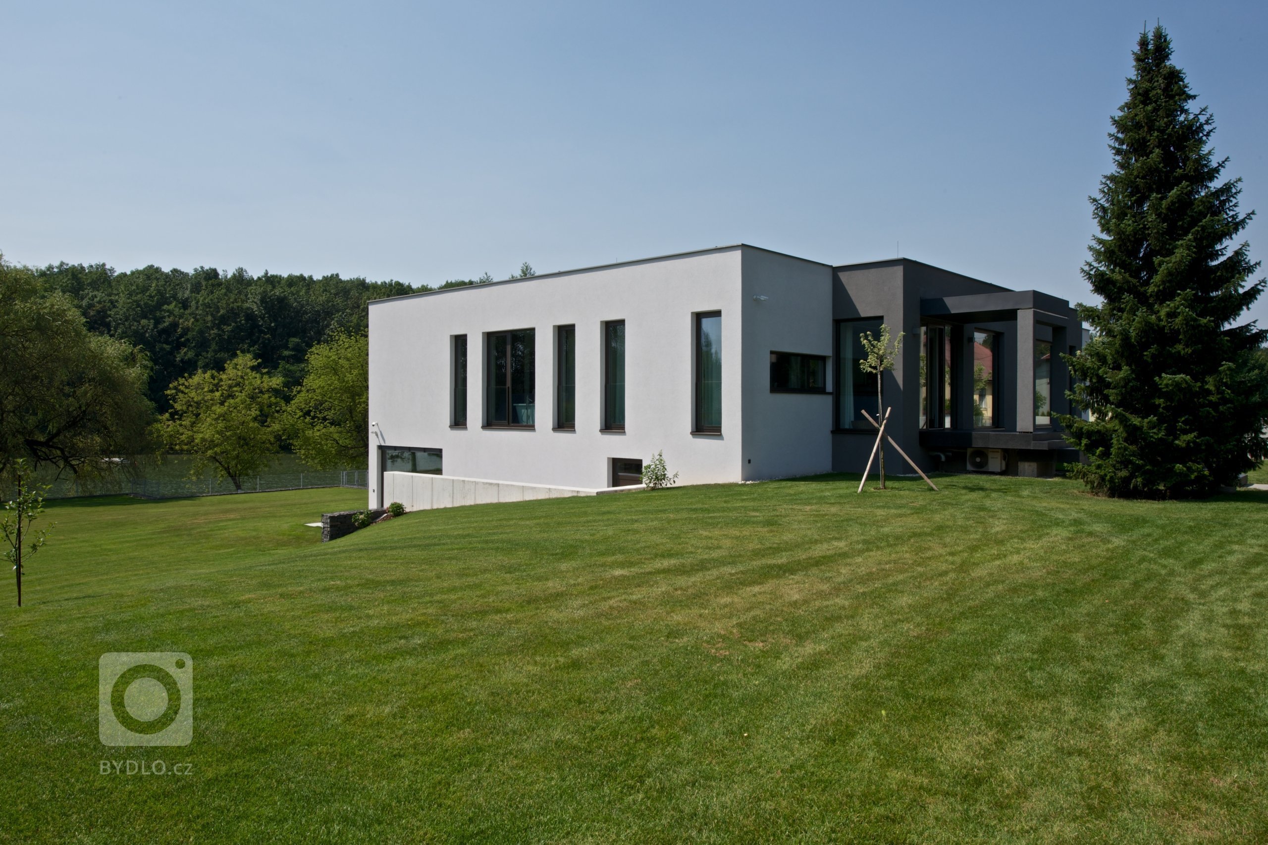 Rekonstrukce rekreačního objektu ze 70. let. Jeho tehdejší devizou bylo hlavně místo - mírný svah nad přehradou, úžasné výhledy, orientace na jih, krásná…