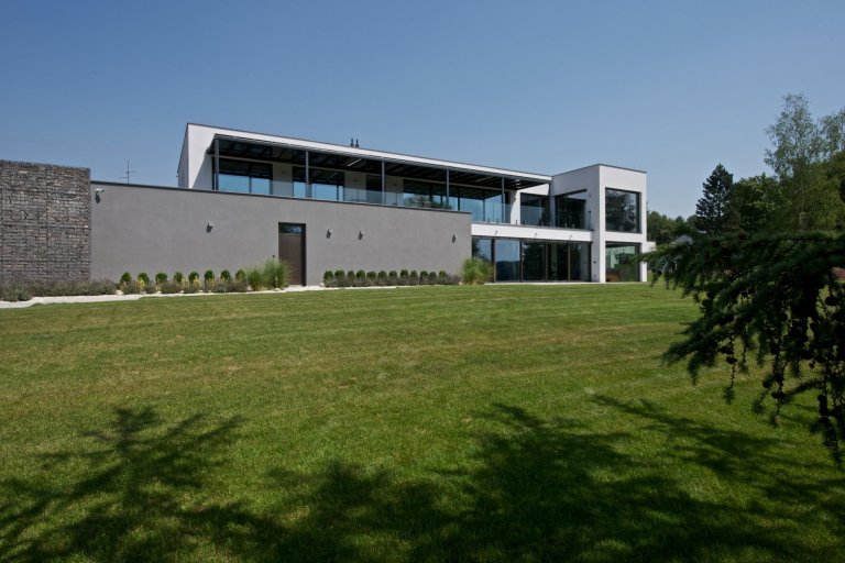 Rekonstrukce rekreačního objektu ze 70. let. Jeho tehdejší devizou bylo hlavně místo - mírný svah nad přehradou, úžasné výhledy, orientace na jih, krásná…