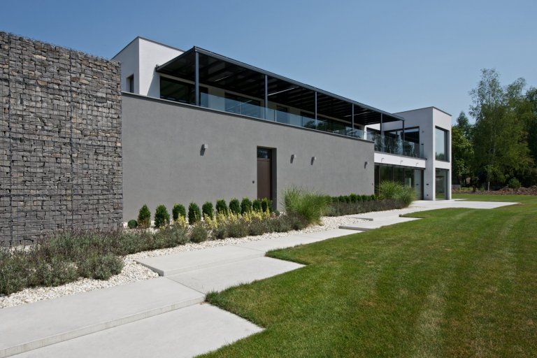 Rekonstrukce rekreačního objektu ze 70. let. Jeho tehdejší devizou bylo hlavně místo - mírný svah nad přehradou, úžasné výhledy, orientace na jih, krásná…