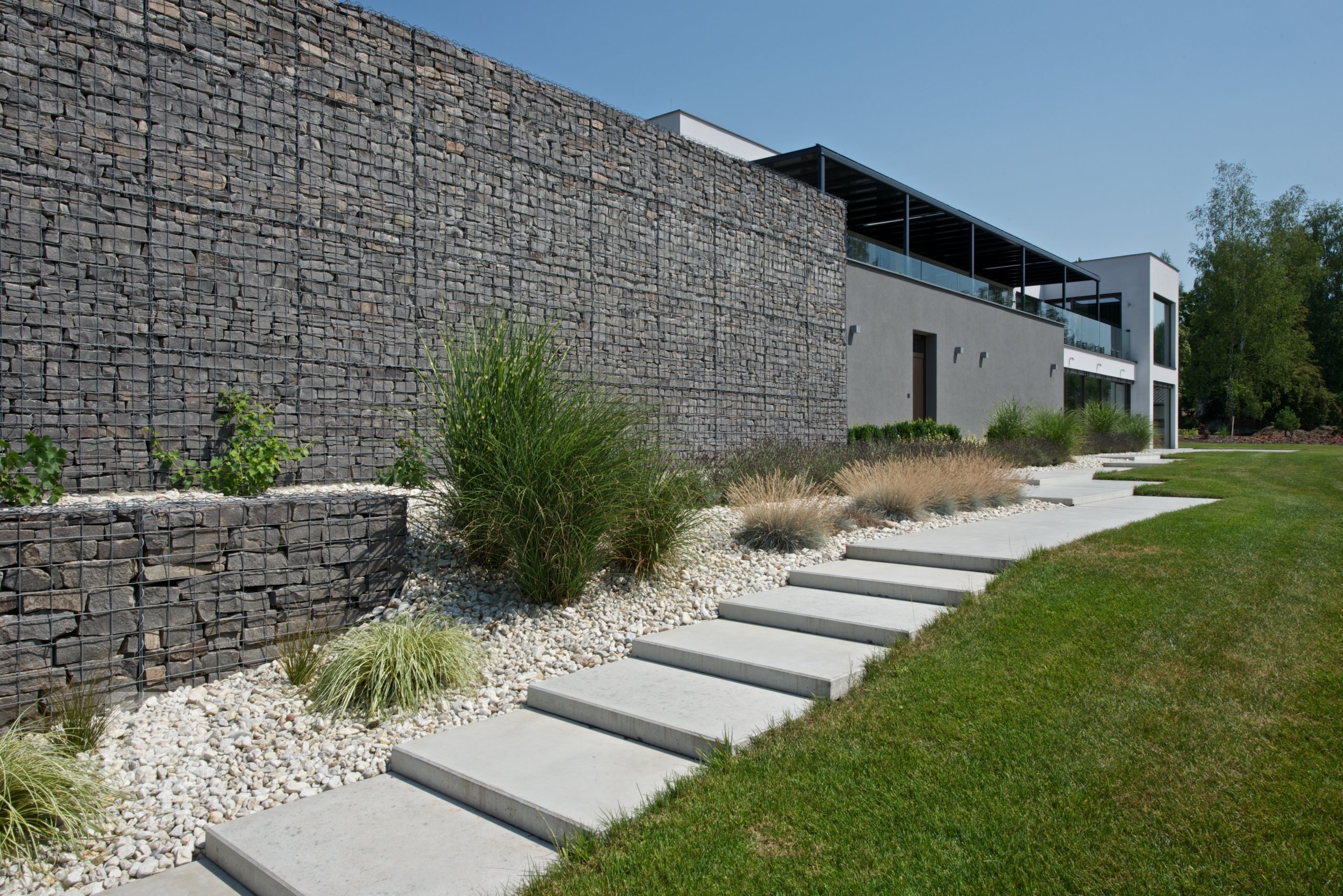 Rekonstrukce rekreačního objektu ze 70. let. Jeho tehdejší devizou bylo hlavně místo - mírný svah nad přehradou, úžasné výhledy, orientace na jih, krásná…