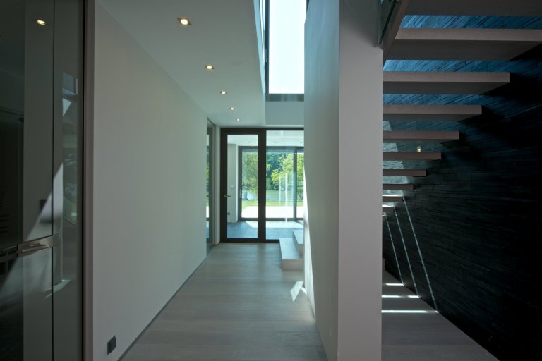 Rekonstrukce rekreačního objektu ze 70. let. Jeho tehdejší devizou bylo hlavně místo - mírný svah nad přehradou, úžasné výhledy, orientace na jih, krásná…