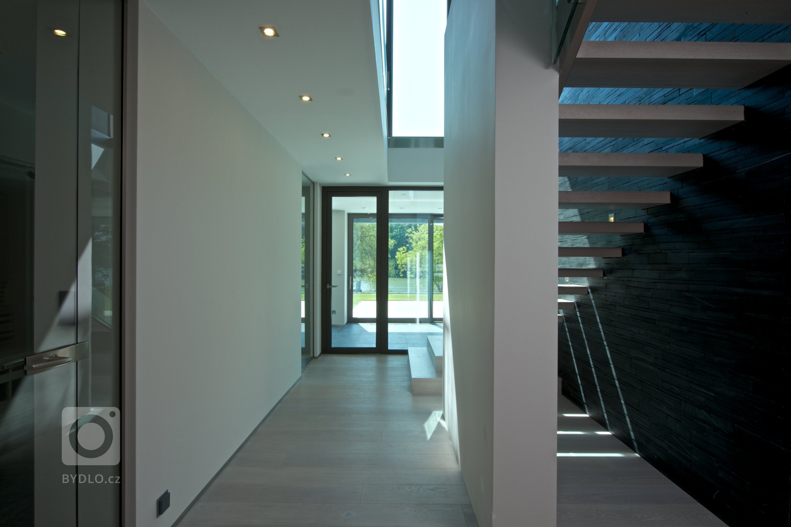 Rekonstrukce rekreačního objektu ze 70. let. Jeho tehdejší devizou bylo hlavně místo - mírný svah nad přehradou, úžasné výhledy, orientace na jih, krásná…