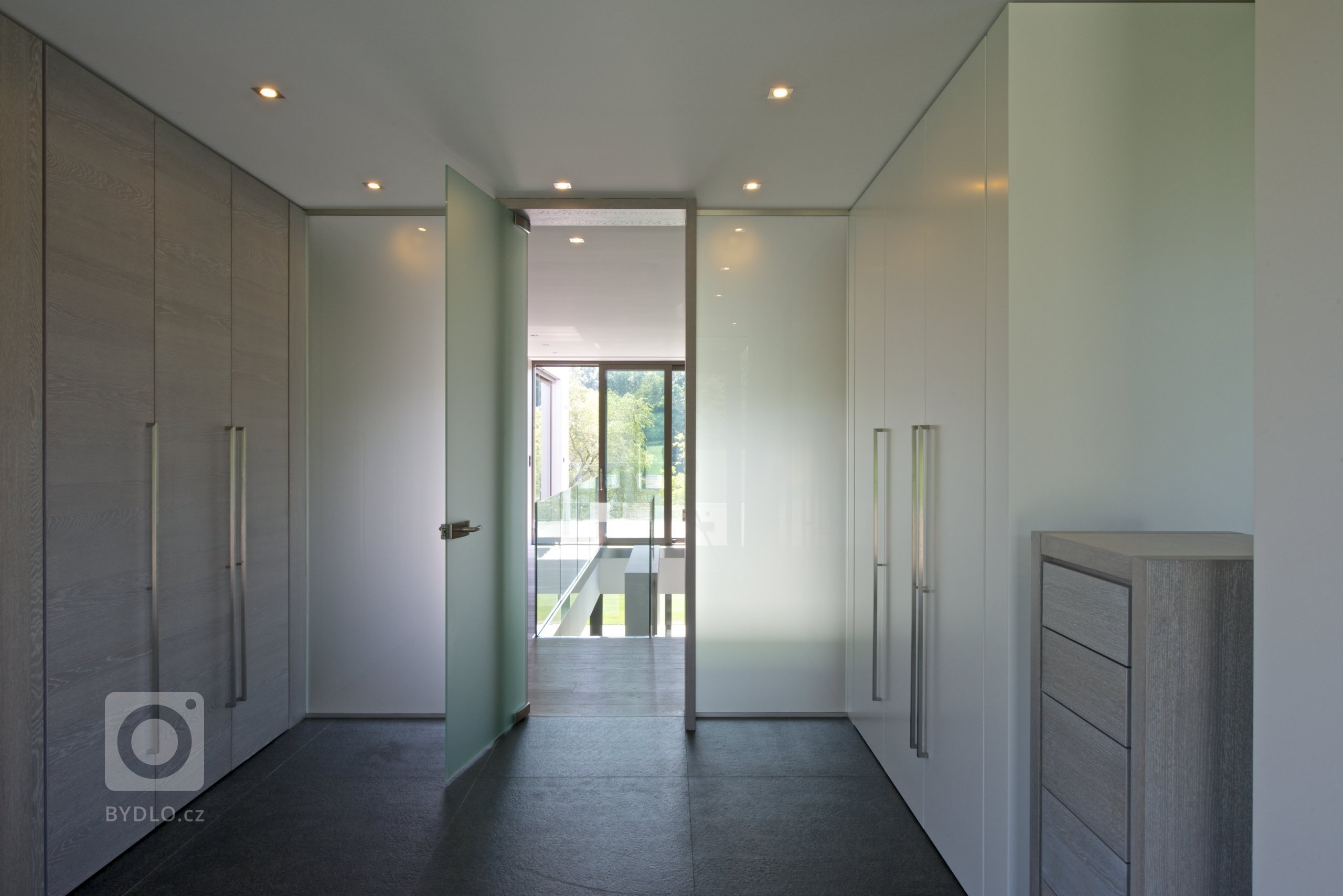 Rekonstrukce rekreačního objektu ze 70. let. Jeho tehdejší devizou bylo hlavně místo - mírný svah nad přehradou, úžasné výhledy, orientace na jih, krásná…