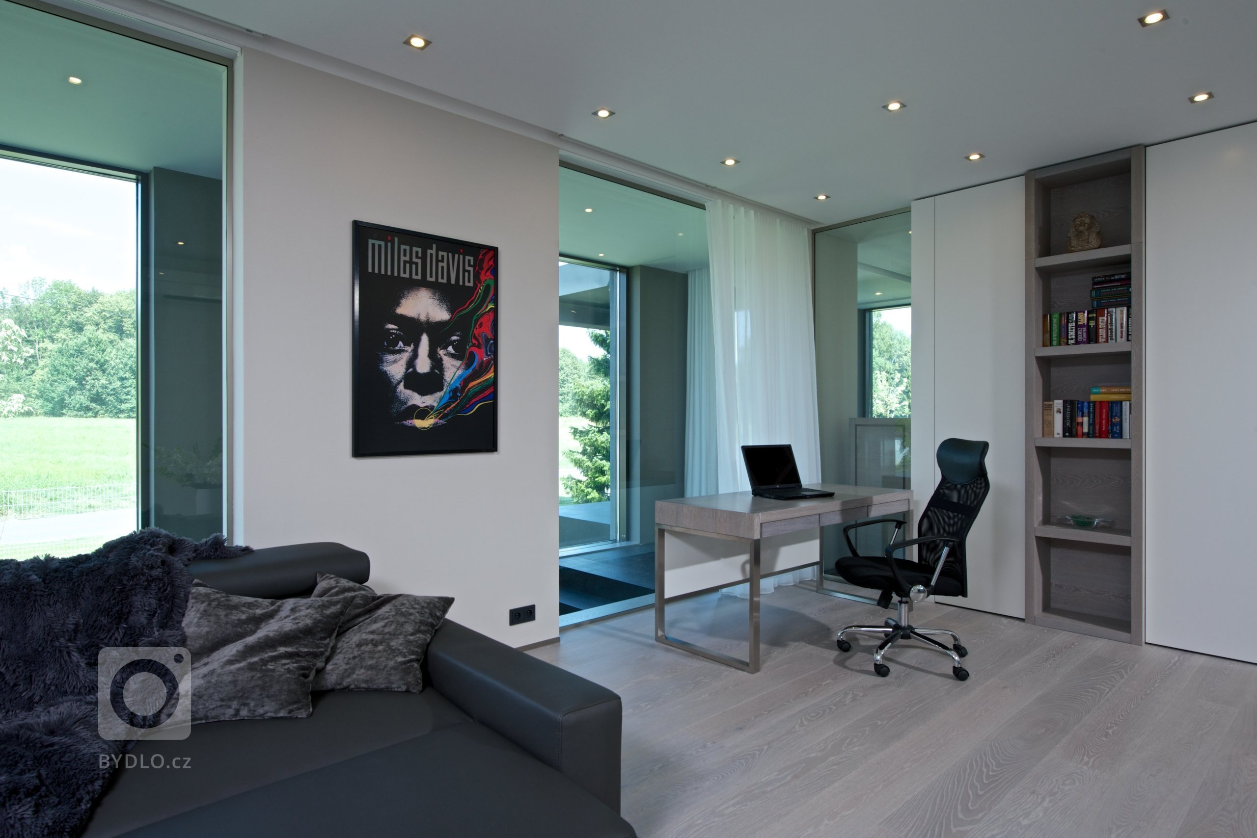 Rekonstrukce rekreačního objektu ze 70. let. Jeho tehdejší devizou bylo hlavně místo - mírný svah nad přehradou, úžasné výhledy, orientace na jih, krásná…