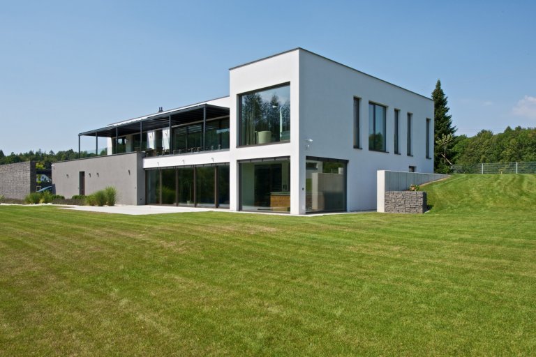 Rekonstrukce rekreačního objektu ze 70. let. Jeho tehdejší devizou bylo hlavně místo - mírný svah nad přehradou, úžasné výhledy, orientace na jih, krásná…