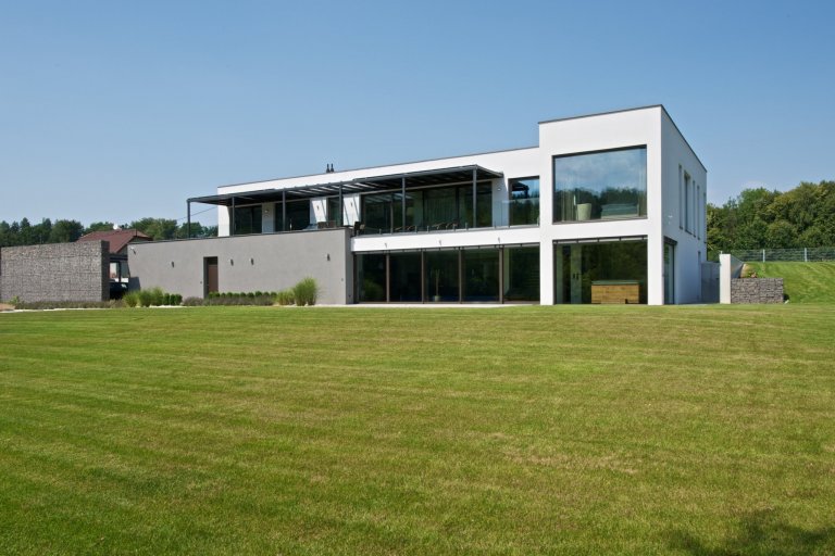 Rekonstrukce rekreačního objektu ze 70. let. Jeho tehdejší devizou bylo hlavně místo - mírný svah nad přehradou, úžasné výhledy, orientace na jih, krásná…