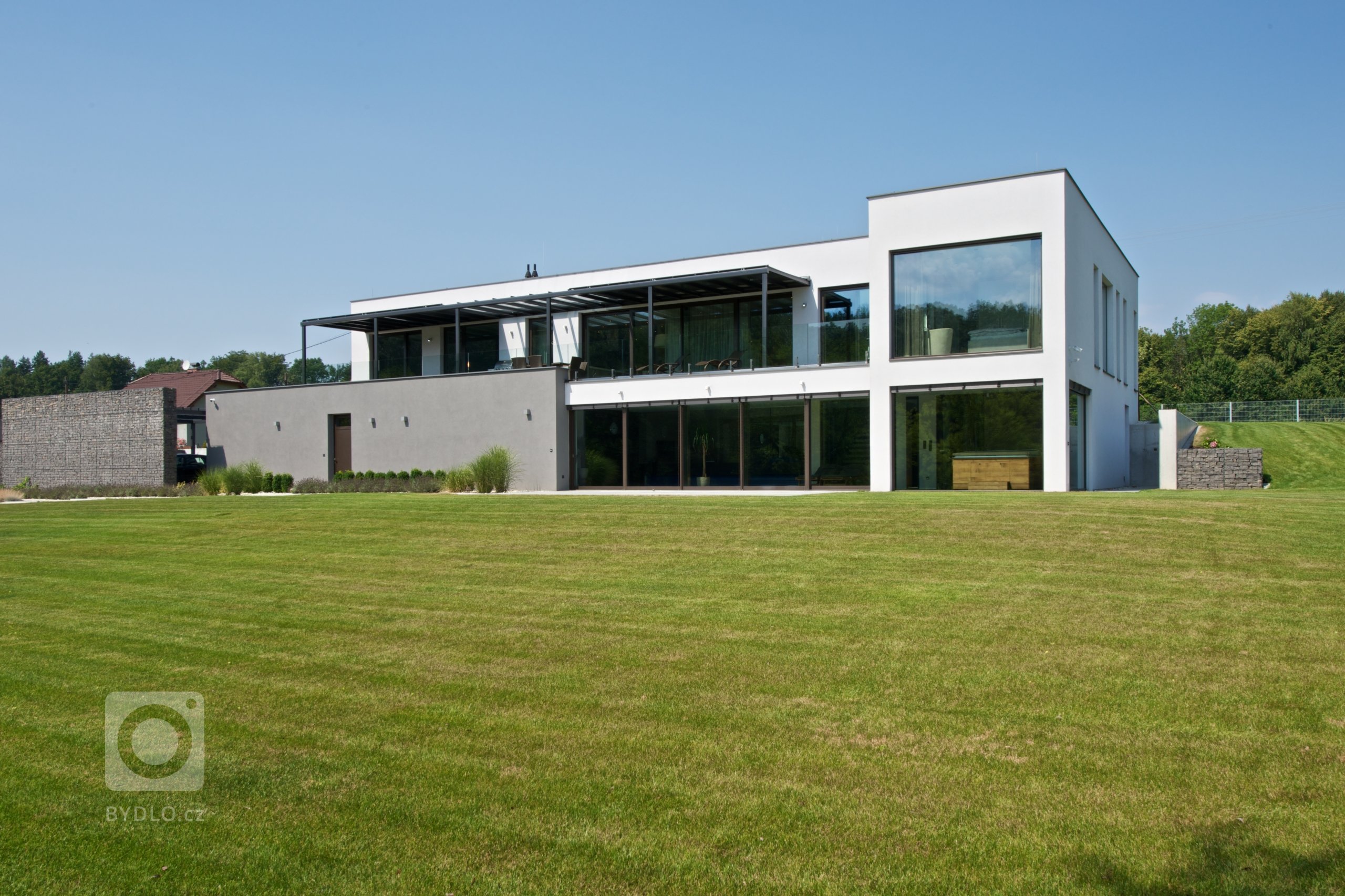 Rekonstrukce rekreačního objektu ze 70. let. Jeho tehdejší devizou bylo hlavně místo - mírný svah nad přehradou, úžasné výhledy, orientace na jih, krásná…