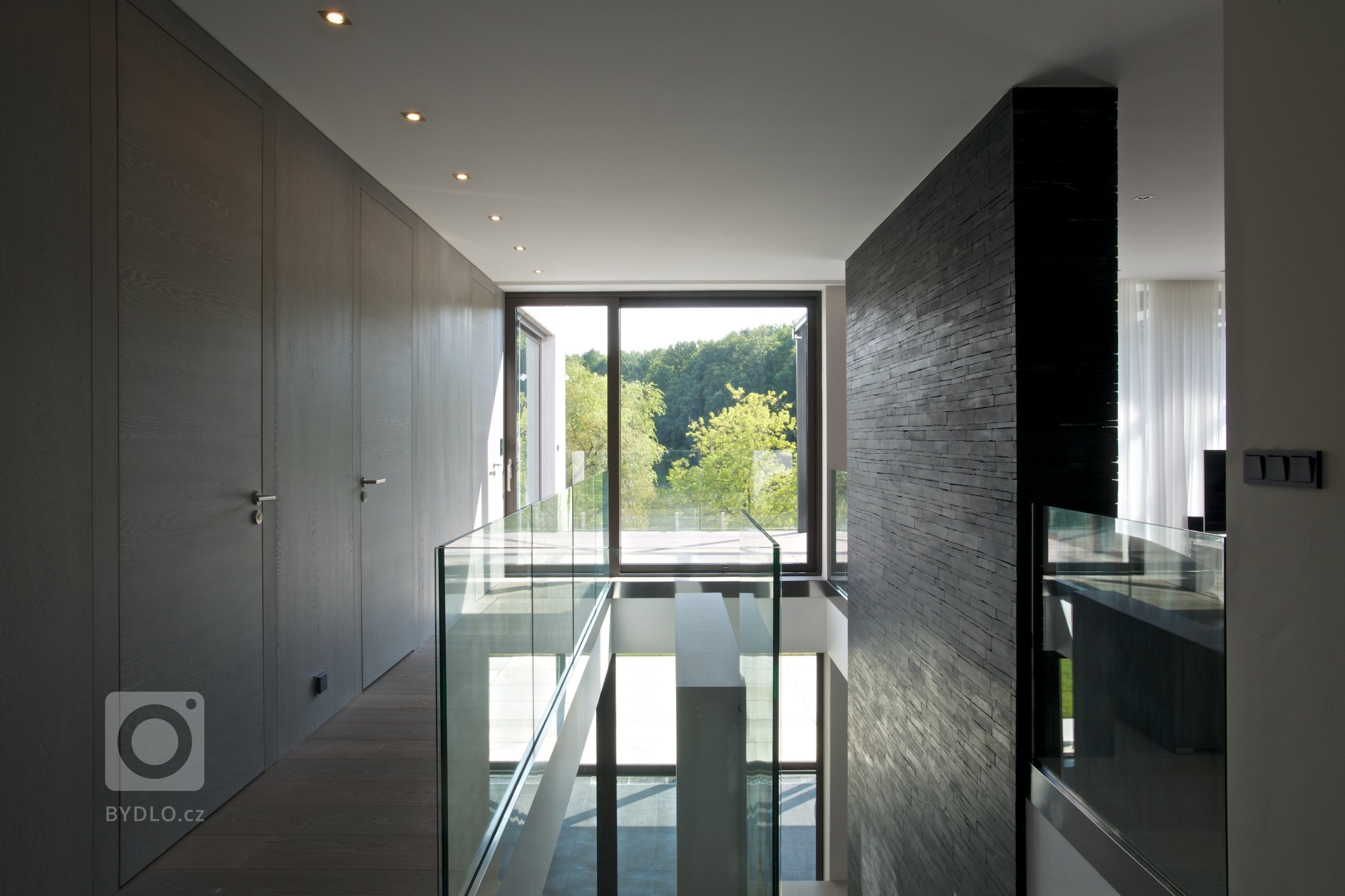 Rekonstrukce rekreačního objektu ze 70. let. Jeho tehdejší devizou bylo hlavně místo - mírný svah nad přehradou, úžasné výhledy, orientace na jih, krásná…