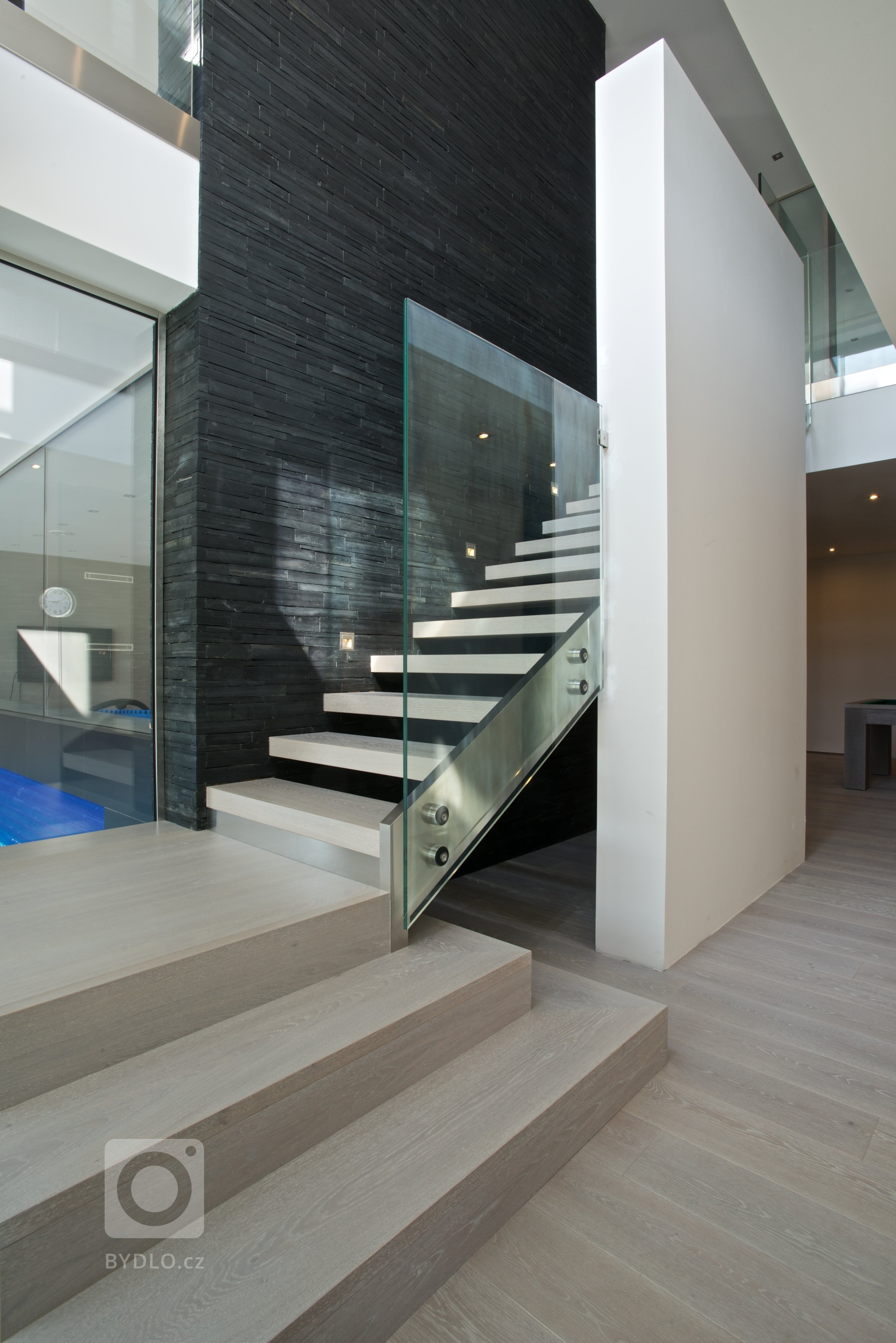 Rekonstrukce rekreačního objektu ze 70. let. Jeho tehdejší devizou bylo hlavně místo - mírný svah nad přehradou, úžasné výhledy, orientace na jih, krásná…