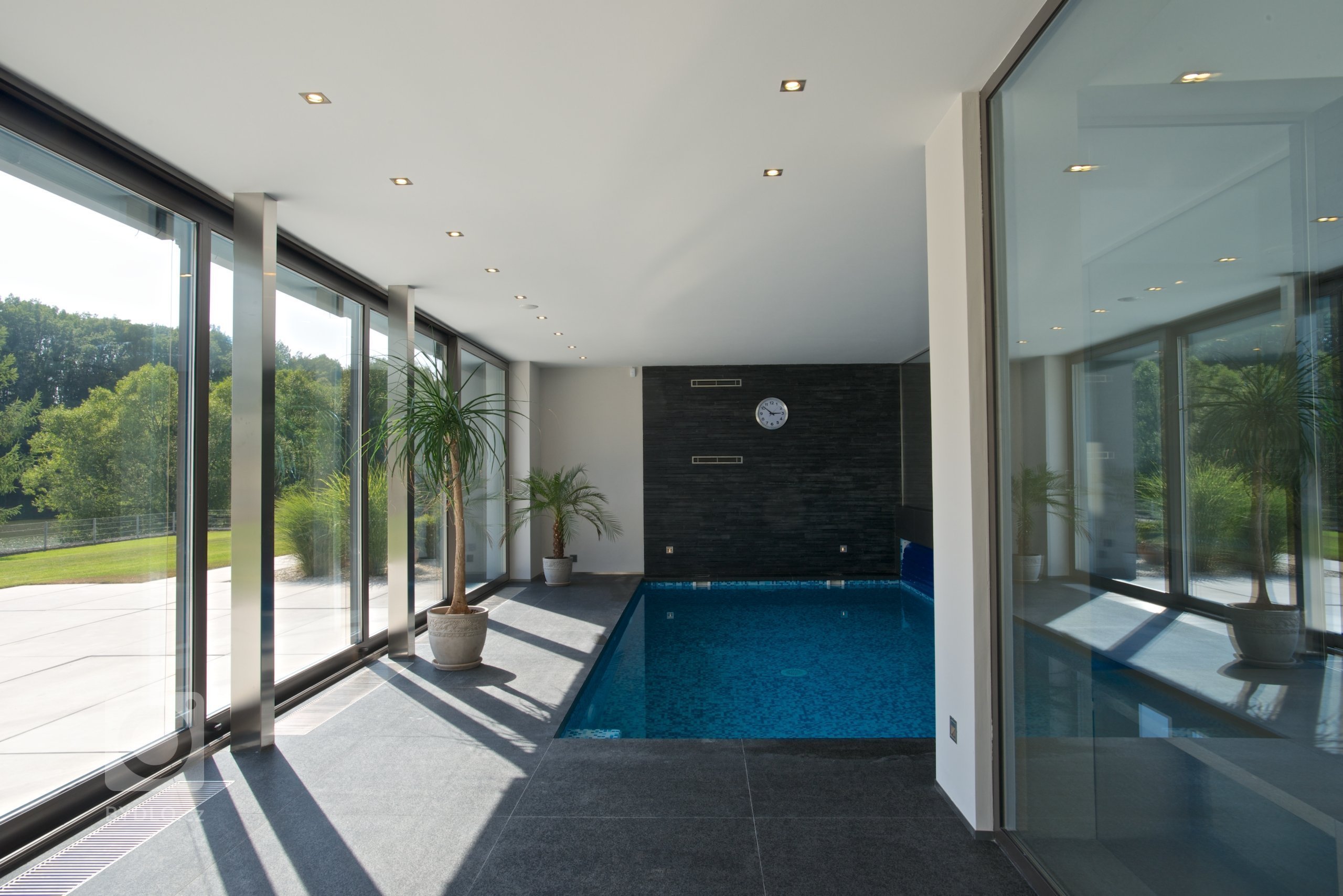 Rekonstrukce rekreačního objektu ze 70. let. Jeho tehdejší devizou bylo hlavně místo - mírný svah nad přehradou, úžasné výhledy, orientace na jih, krásná…