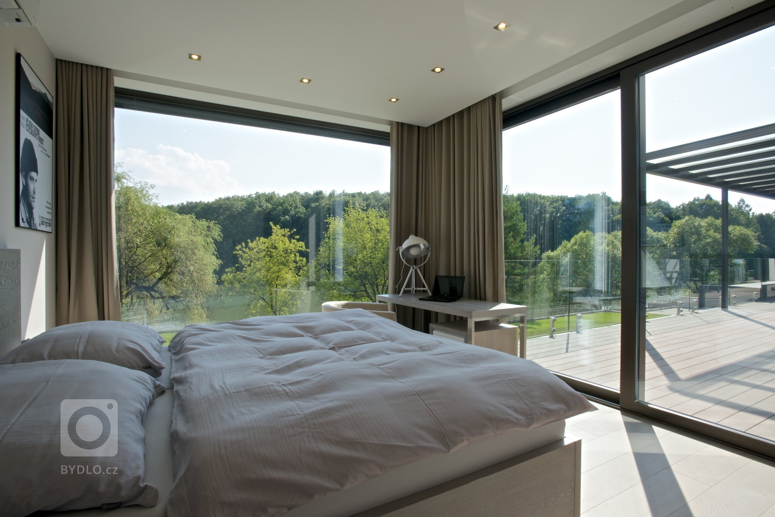 Rekonstrukce rekreačního objektu ze 70. let. Jeho tehdejší devizou bylo hlavně místo - mírný svah nad přehradou, úžasné výhledy, orientace na jih, krásná…