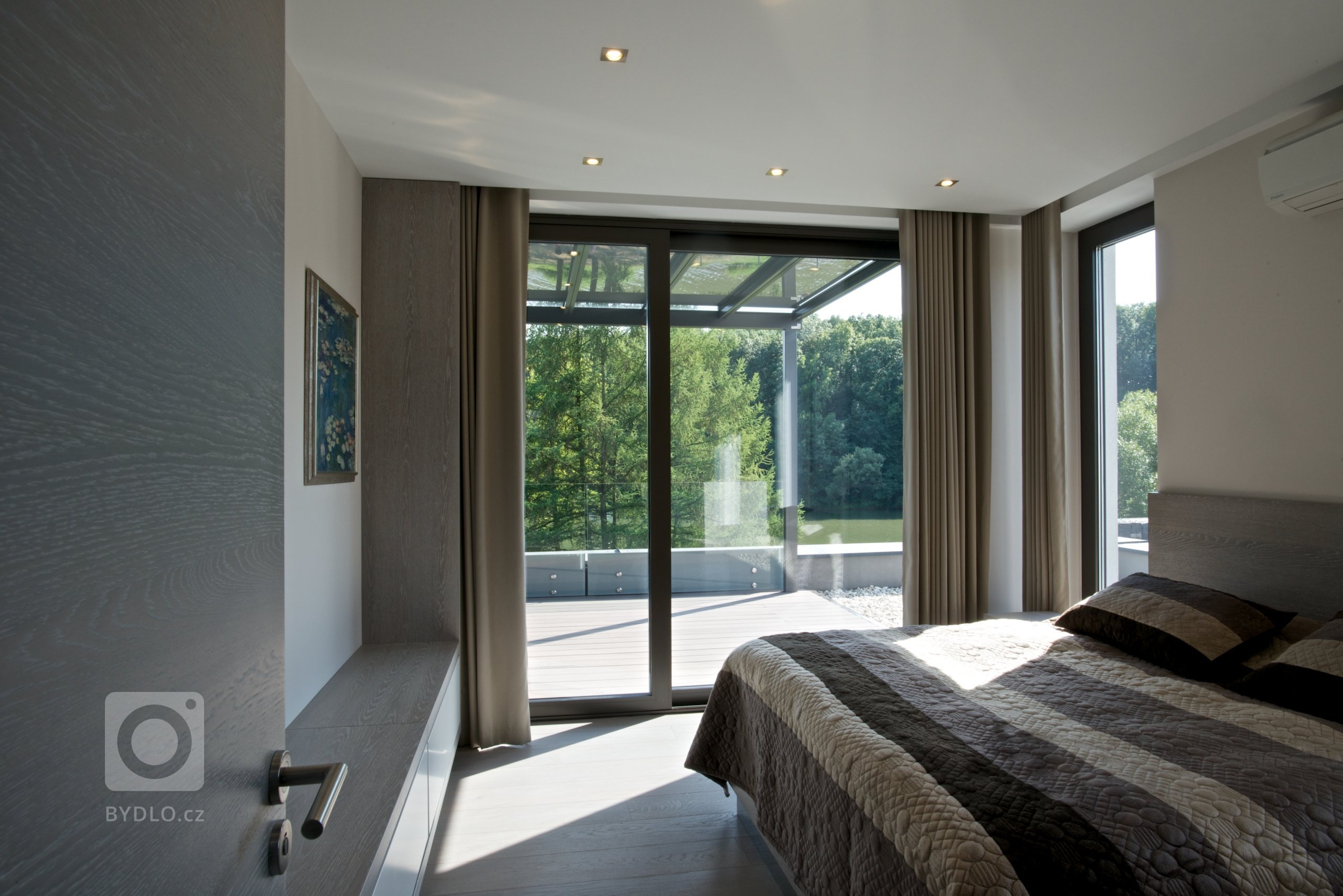 Rekonstrukce rekreačního objektu ze 70. let. Jeho tehdejší devizou bylo hlavně místo - mírný svah nad přehradou, úžasné výhledy, orientace na jih, krásná…