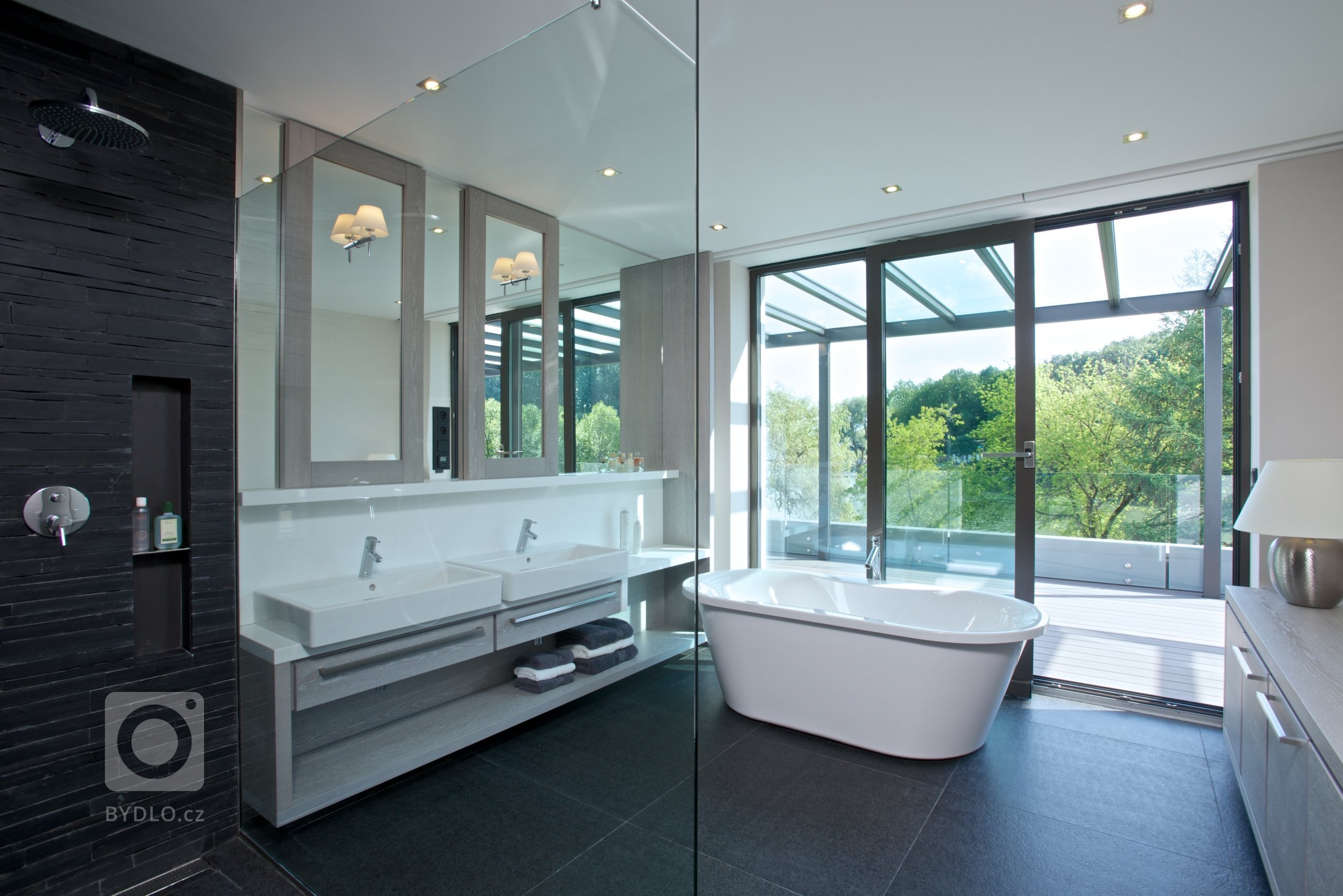 Rekonstrukce rekreačního objektu ze 70. let. Jeho tehdejší devizou bylo hlavně místo - mírný svah nad přehradou, úžasné výhledy, orientace na jih, krásná…