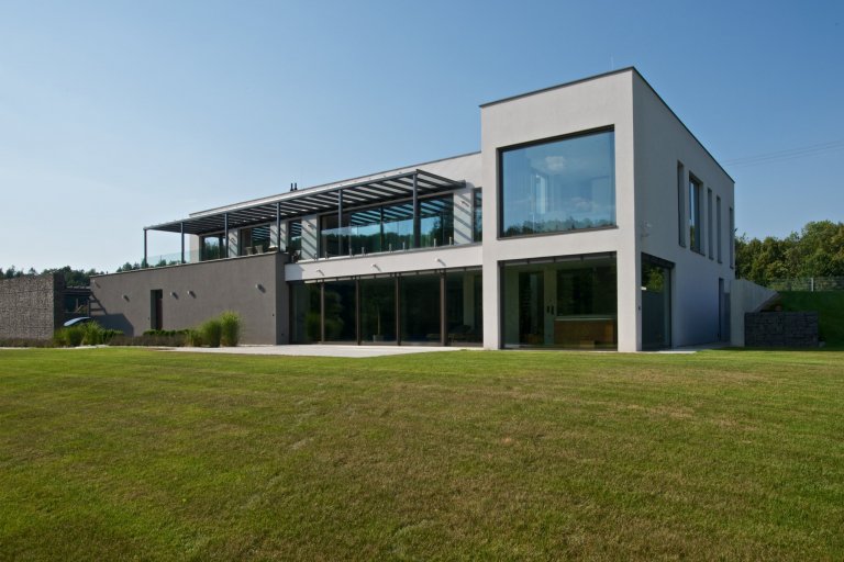 Rekonstrukce rekreačního objektu ze 70. let. Jeho tehdejší devizou bylo hlavně místo - mírný svah nad přehradou, úžasné výhledy, orientace na jih, krásná…