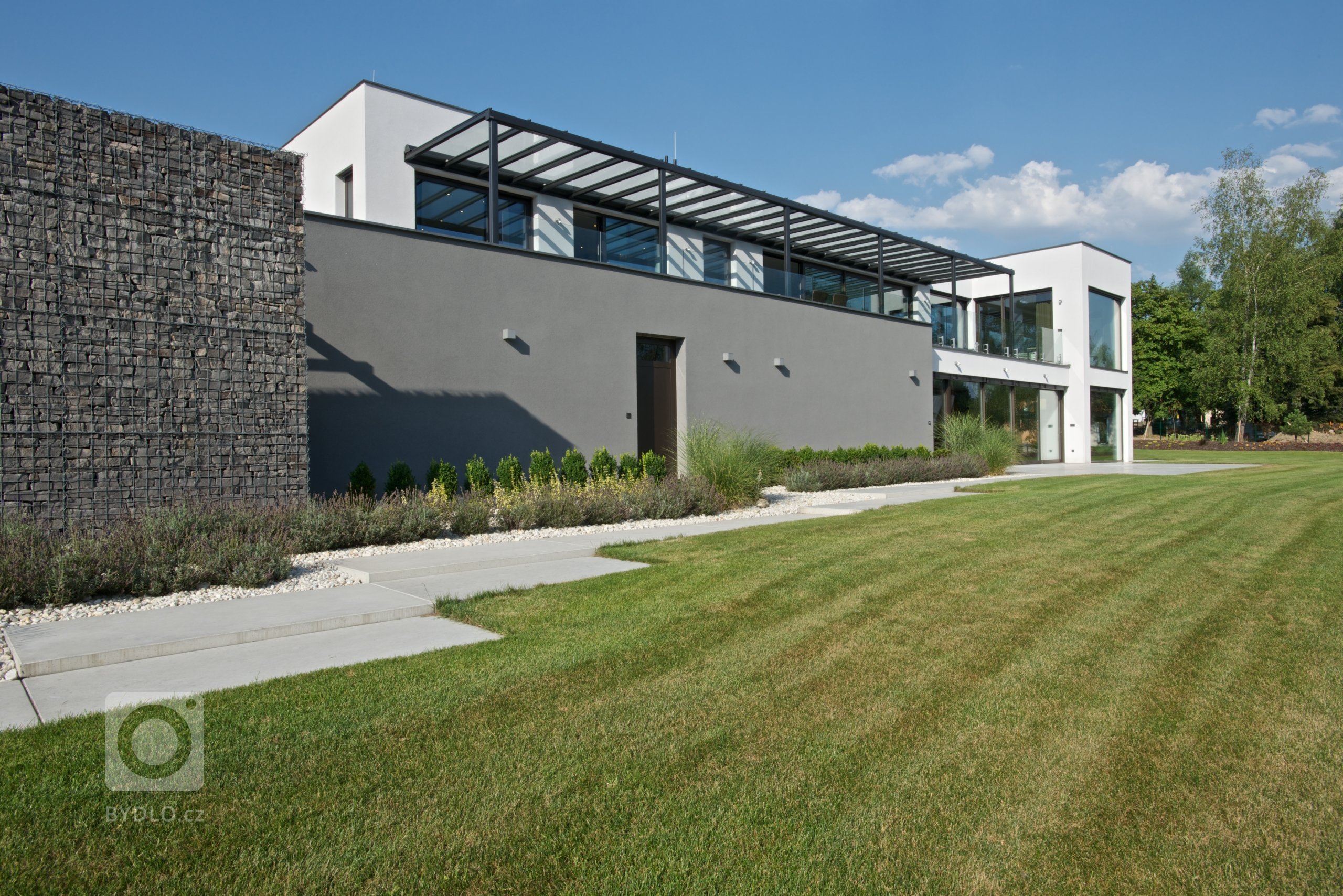 Rekonstrukce rekreačního objektu ze 70. let. Jeho tehdejší devizou bylo hlavně místo - mírný svah nad přehradou, úžasné výhledy, orientace na jih, krásná…