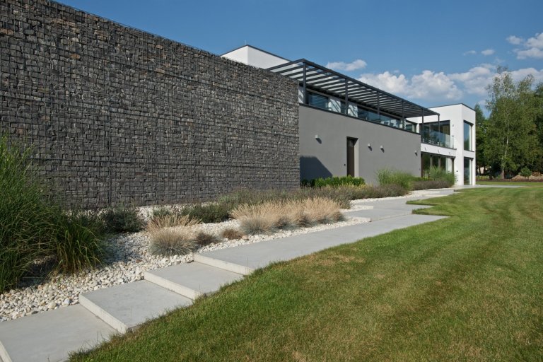 Rekonstrukce rekreačního objektu ze 70. let. Jeho tehdejší devizou bylo hlavně místo - mírný svah nad přehradou, úžasné výhledy, orientace na jih, krásná…