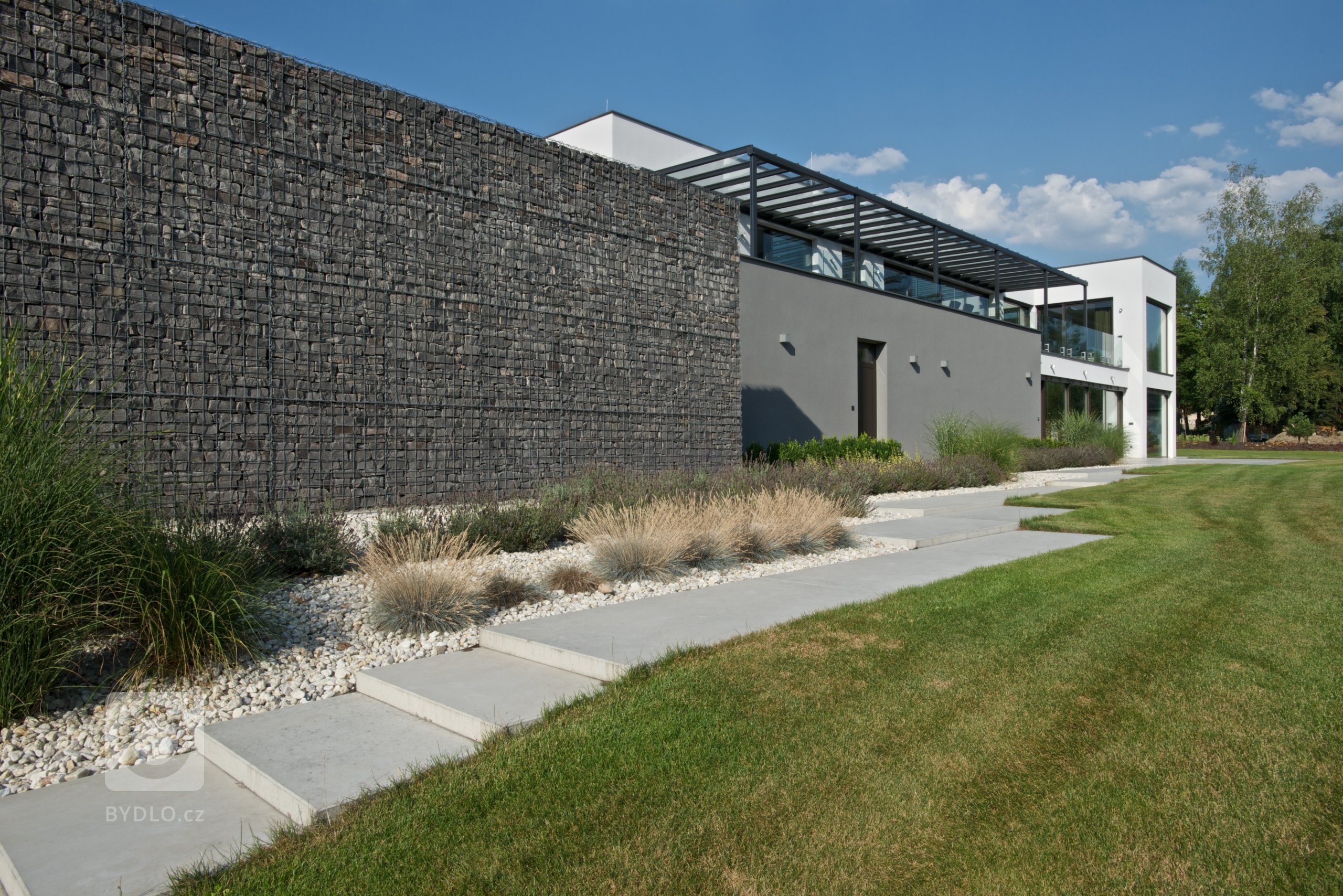 Rekonstrukce rekreačního objektu ze 70. let. Jeho tehdejší devizou bylo hlavně místo - mírný svah nad přehradou, úžasné výhledy, orientace na jih, krásná…