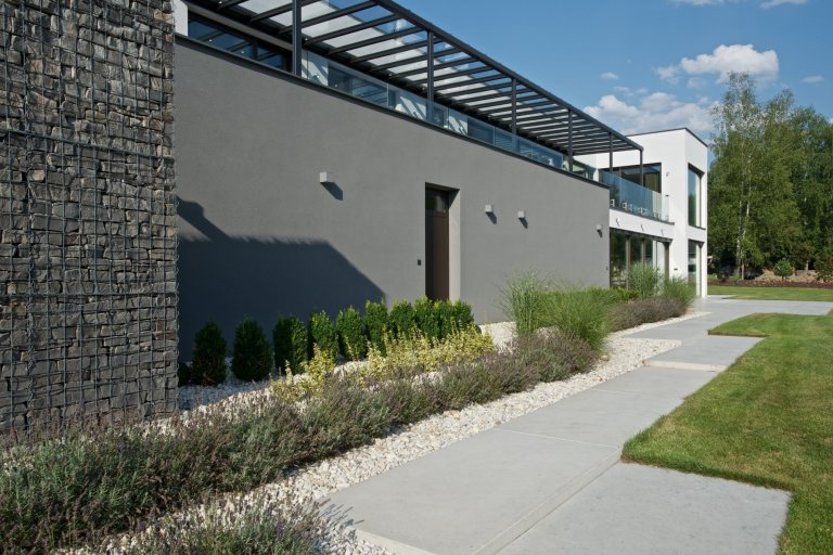 Rekonstrukce rekreačního objektu ze 70. let. Jeho tehdejší devizou bylo hlavně místo - mírný svah nad přehradou, úžasné výhledy, orientace na jih, krásná…