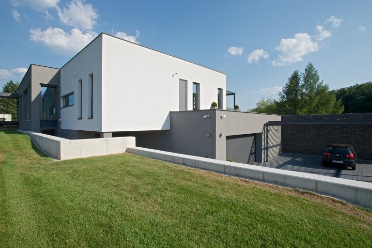 Rekonstrukce rekreačního objektu ze 70. let. Jeho tehdejší devizou bylo hlavně místo - mírný svah nad přehradou, úžasné výhledy, orientace na jih, krásná…