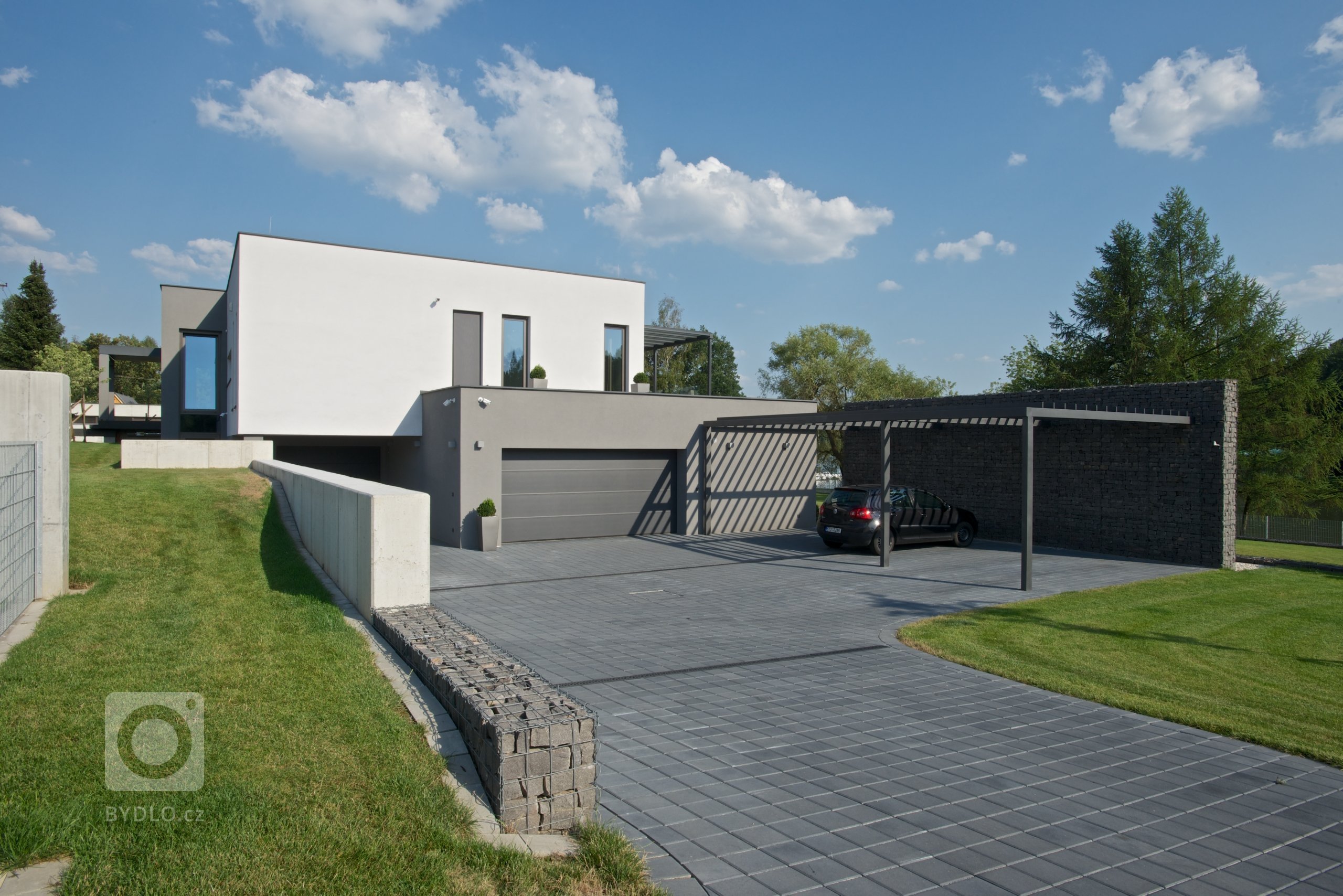 Rekonstrukce rekreačního objektu ze 70. let. Jeho tehdejší devizou bylo hlavně místo - mírný svah nad přehradou, úžasné výhledy, orientace na jih, krásná…