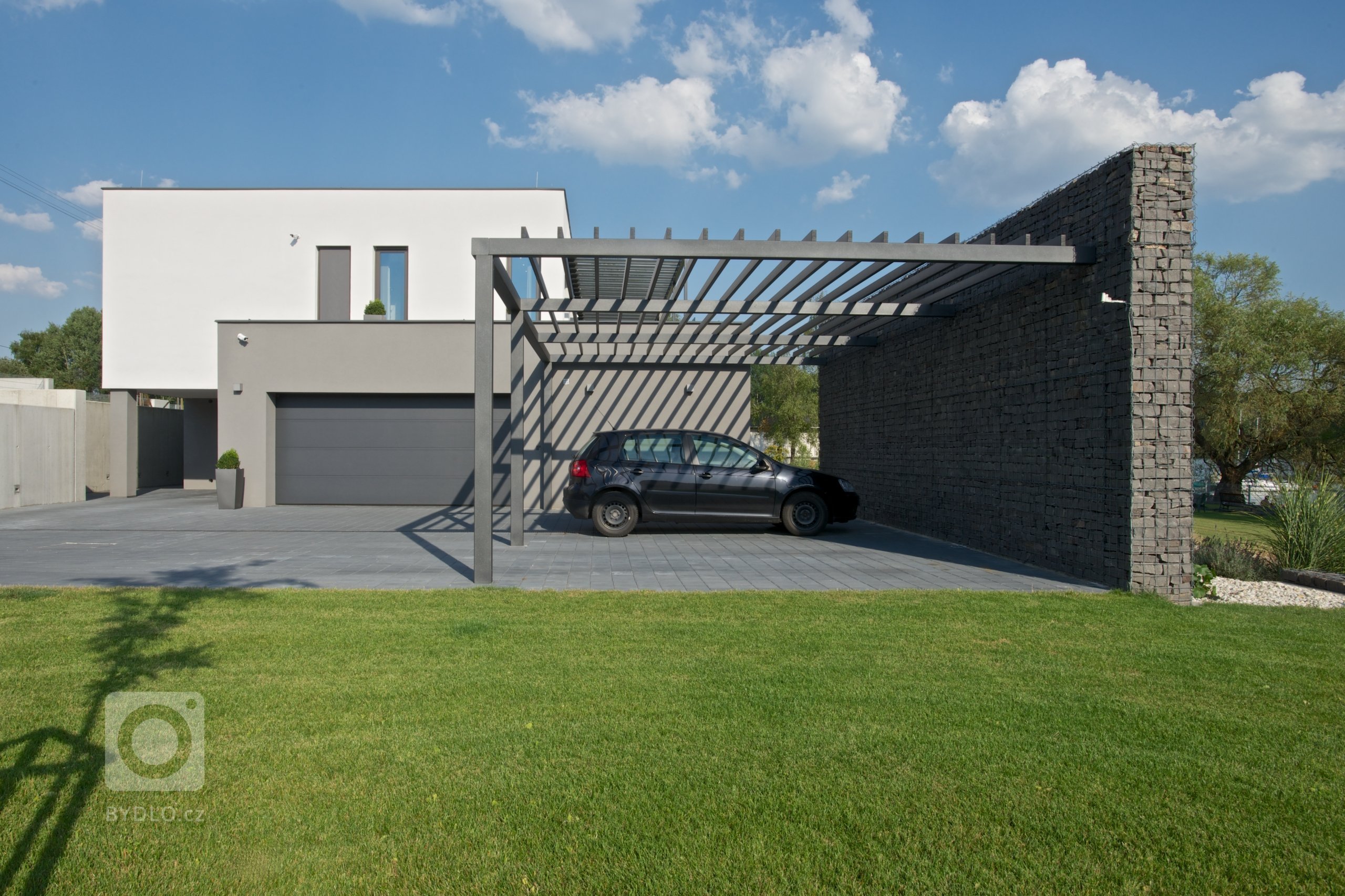 Rekonstrukce rekreačního objektu ze 70. let. Jeho tehdejší devizou bylo hlavně místo - mírný svah nad přehradou, úžasné výhledy, orientace na jih, krásná…