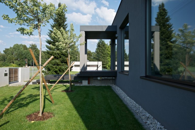 Rekonstrukce rekreačního objektu ze 70. let. Jeho tehdejší devizou bylo hlavně místo - mírný svah nad přehradou, úžasné výhledy, orientace na jih, krásná…