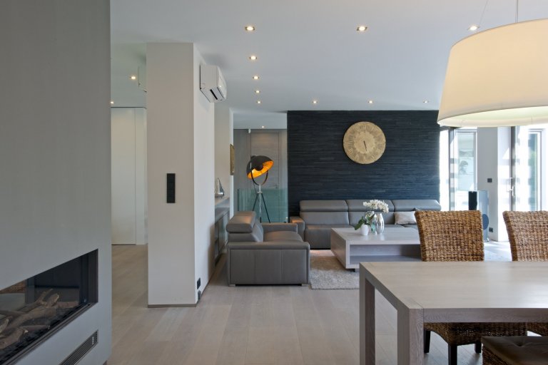 Rekonstrukce rekreačního objektu ze 70. let. Jeho tehdejší devizou bylo hlavně místo - mírný svah nad přehradou, úžasné výhledy, orientace na jih, krásná…