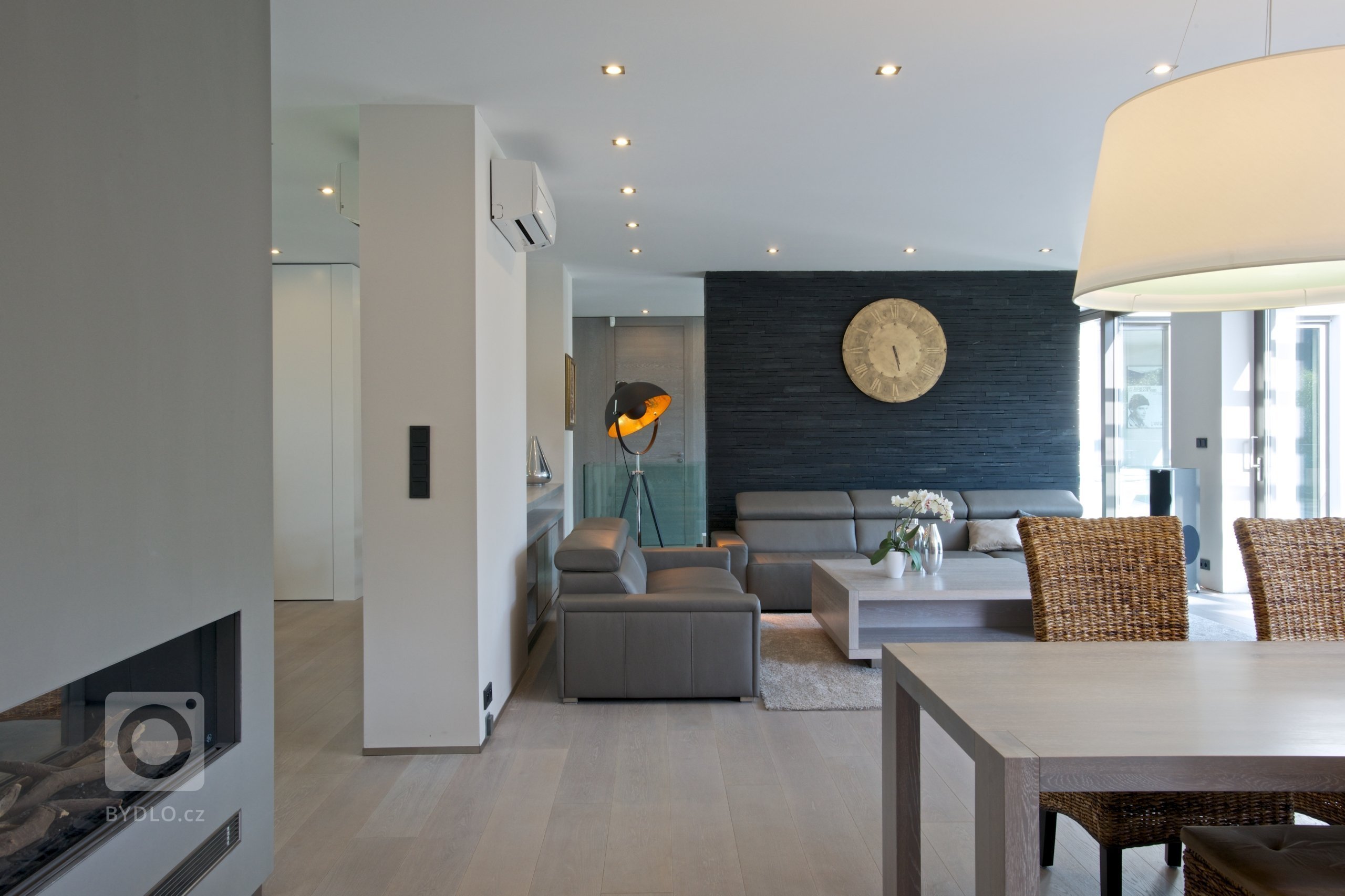 Rekonstrukce rekreačního objektu ze 70. let. Jeho tehdejší devizou bylo hlavně místo - mírný svah nad přehradou, úžasné výhledy, orientace na jih, krásná…