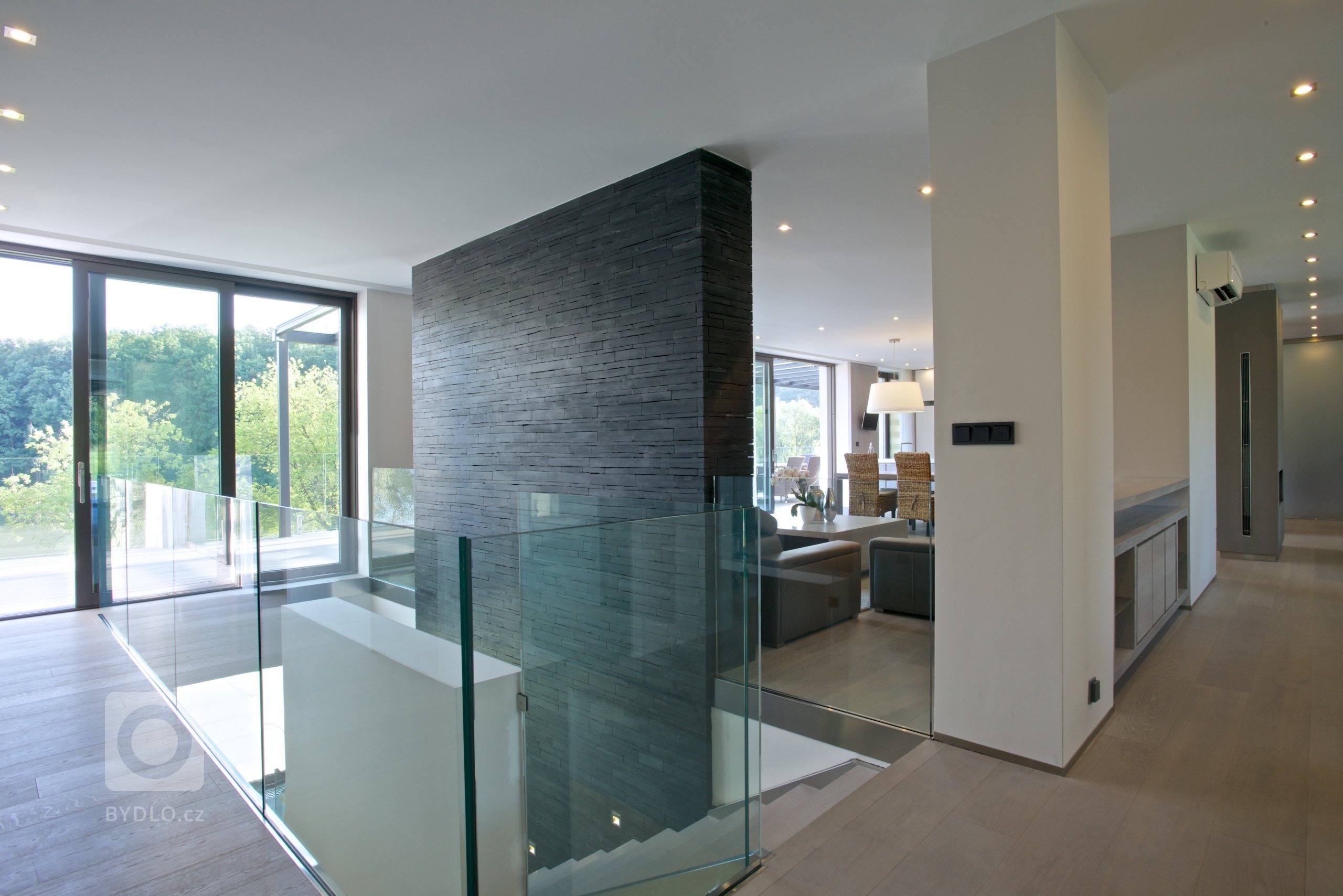 Rekonstrukce rekreačního objektu ze 70. let. Jeho tehdejší devizou bylo hlavně místo - mírný svah nad přehradou, úžasné výhledy, orientace na jih, krásná…