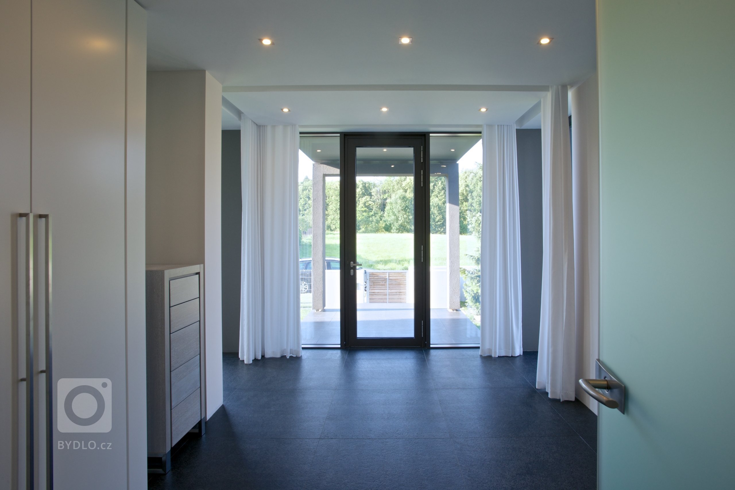 Rekonstrukce rekreačního objektu ze 70. let. Jeho tehdejší devizou bylo hlavně místo - mírný svah nad přehradou, úžasné výhledy, orientace na jih, krásná…