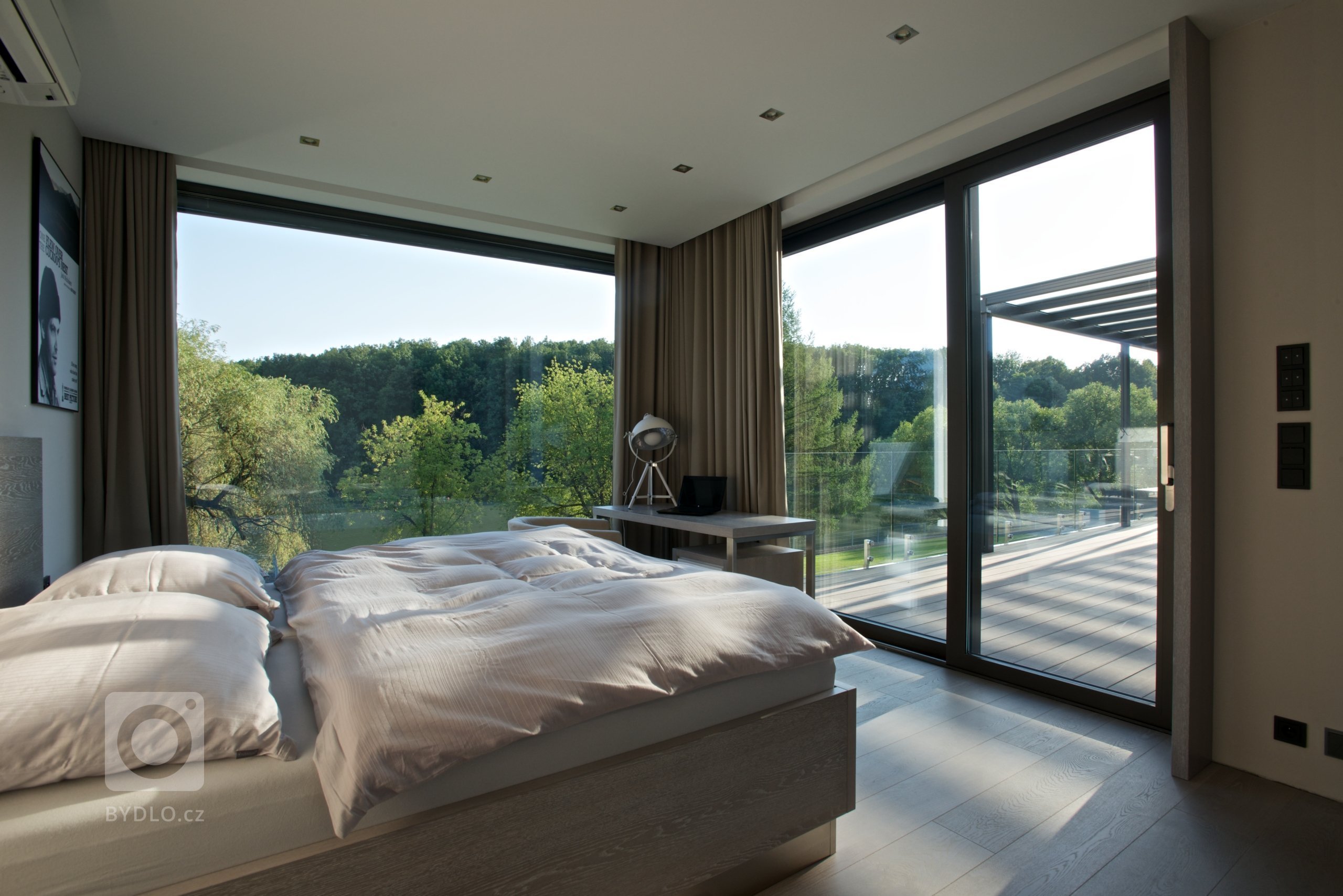 Rekonstrukce rekreačního objektu ze 70. let. Jeho tehdejší devizou bylo hlavně místo - mírný svah nad přehradou, úžasné výhledy, orientace na jih, krásná…