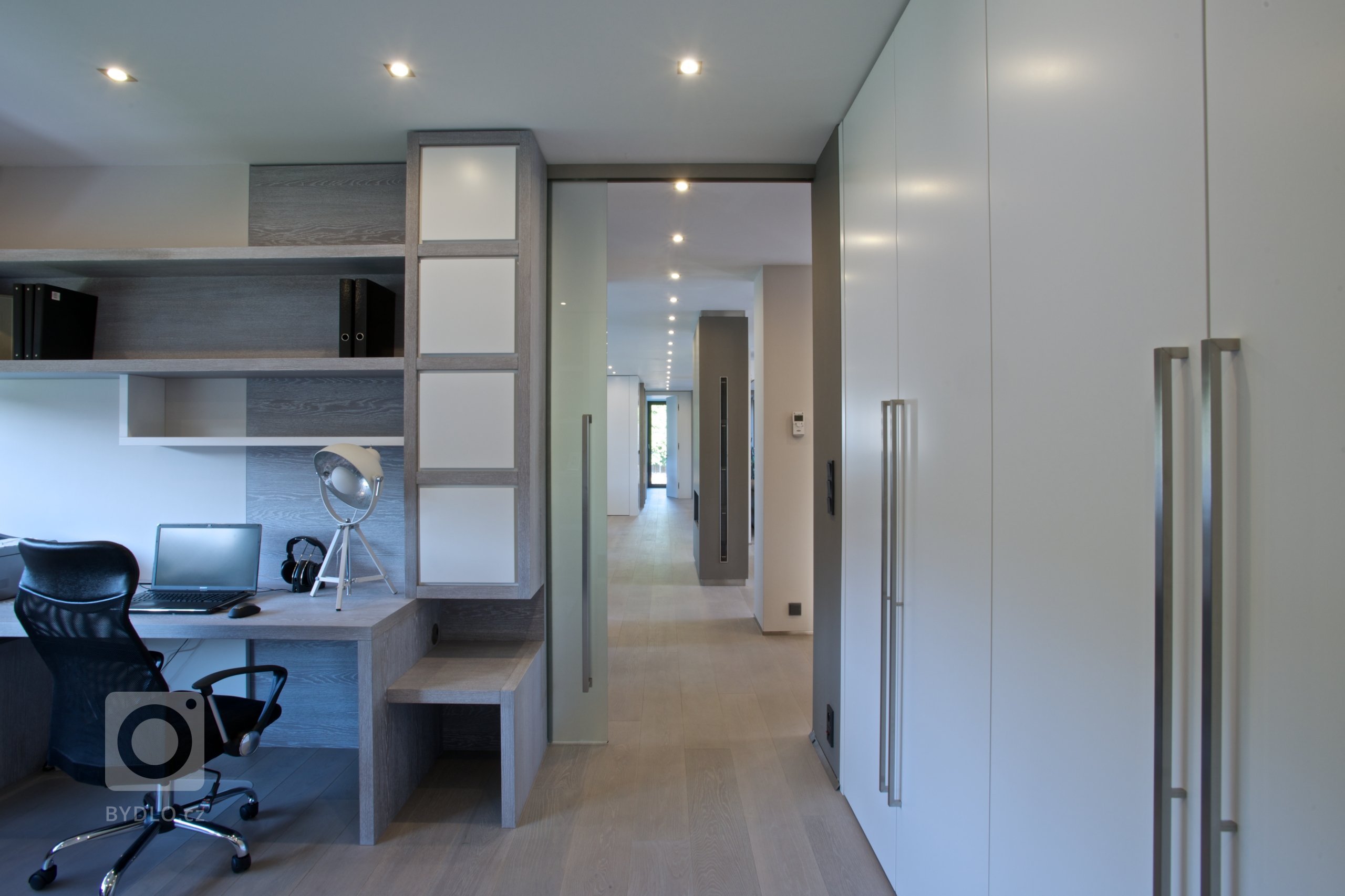 Rekonstrukce rekreačního objektu ze 70. let. Jeho tehdejší devizou bylo hlavně místo - mírný svah nad přehradou, úžasné výhledy, orientace na jih, krásná…