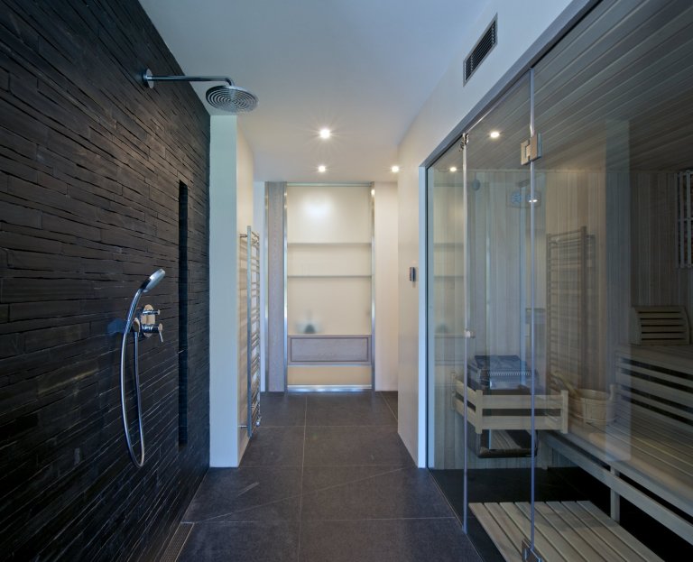 Rekonstrukce rekreačního objektu ze 70. let. Jeho tehdejší devizou bylo hlavně místo - mírný svah nad přehradou, úžasné výhledy, orientace na jih, krásná…